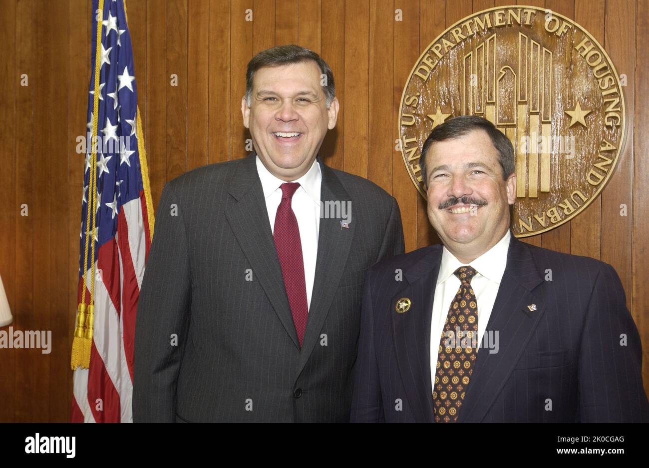 Sekretär Mel Martinez mit John Horan. Sekretär Mel Martinez mit John Horan-Subject, Sekretär Mel Martinez erhält Besuch im HUD-Hauptquartier von John Horan, Seminole County, Anwalt und Bürgeraktivist in Florida. Stockfoto