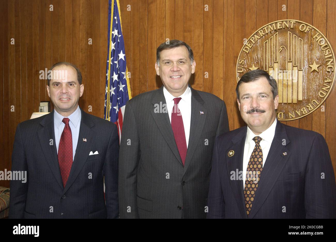 Sekretär Mel Martinez mit John Horan. Sekretär Mel Martinez mit John Horan-Subject, Sekretär Mel Martinez erhält Besuch im HUD-Hauptquartier von John Horan, Seminole County, Anwalt und Bürgeraktivist in Florida. Stockfoto