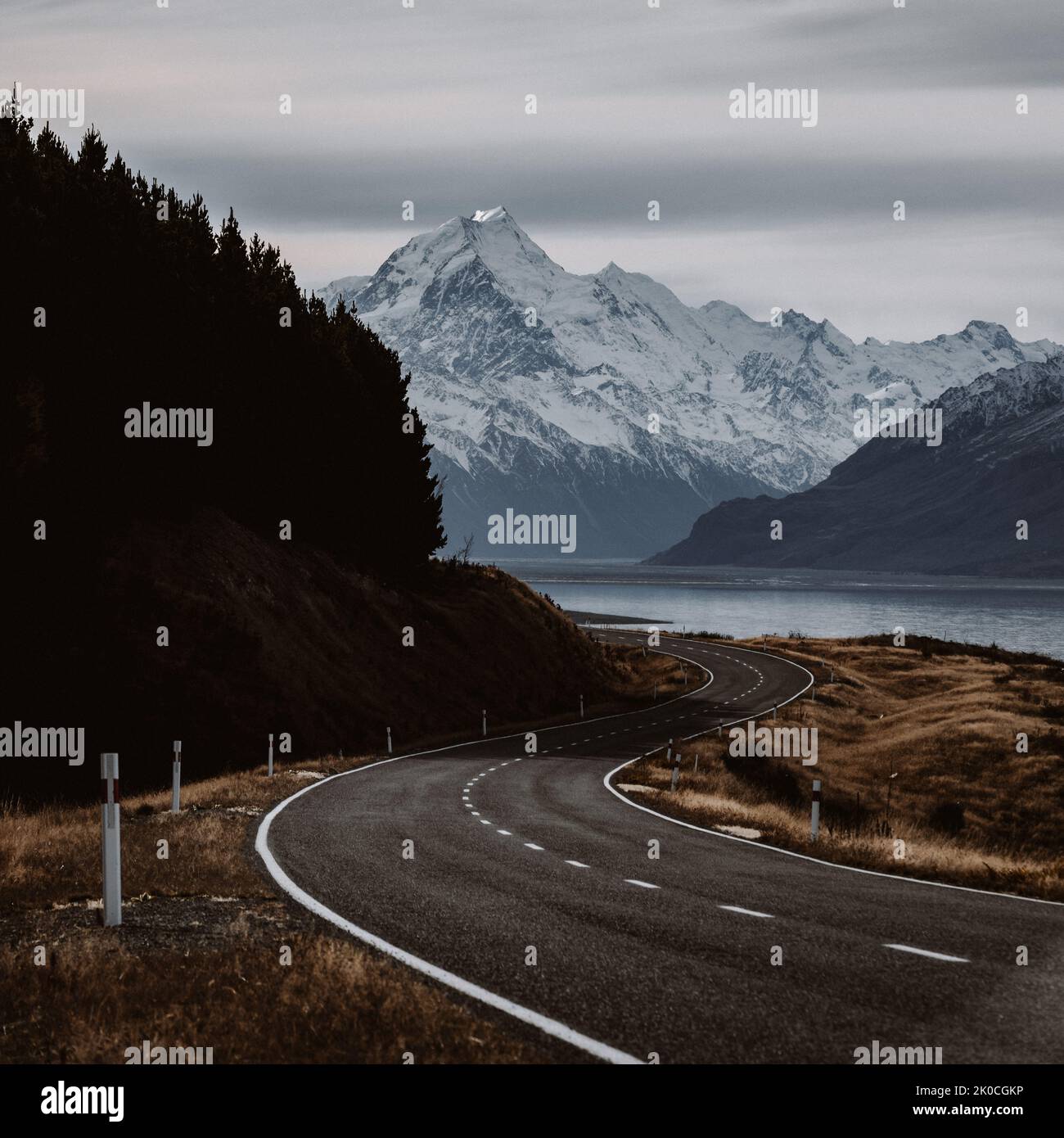 Blick auf den majestätischen Aoraki Mount Cook mit der Straße zum Mount Cook Village. Im Winter in Neuseeland übernommen. Stockfoto