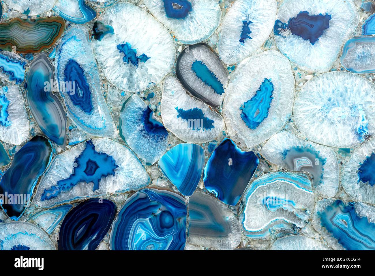 Erstaunliche bunte Blau Achat Kristall Querschnitt Hintergrund. Natürliche transluzente Scheibe Geode Kristall Oberflächenstruktur, Blau abstrakt matt Struktur Stockfoto