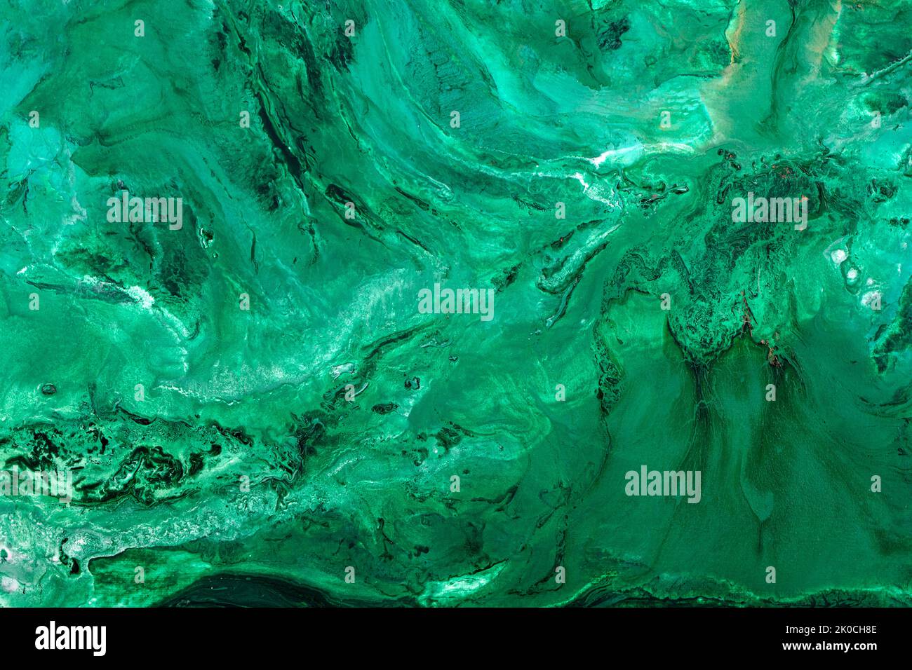 Abstrakter Hintergrund aus gemischten Schattierungen von grünem Nagellack mit einem pastellfarbenen Marmormuster. Flüssige bunte Hintergrund malen kreative Pastell kalt grünen Farbton Stockfoto