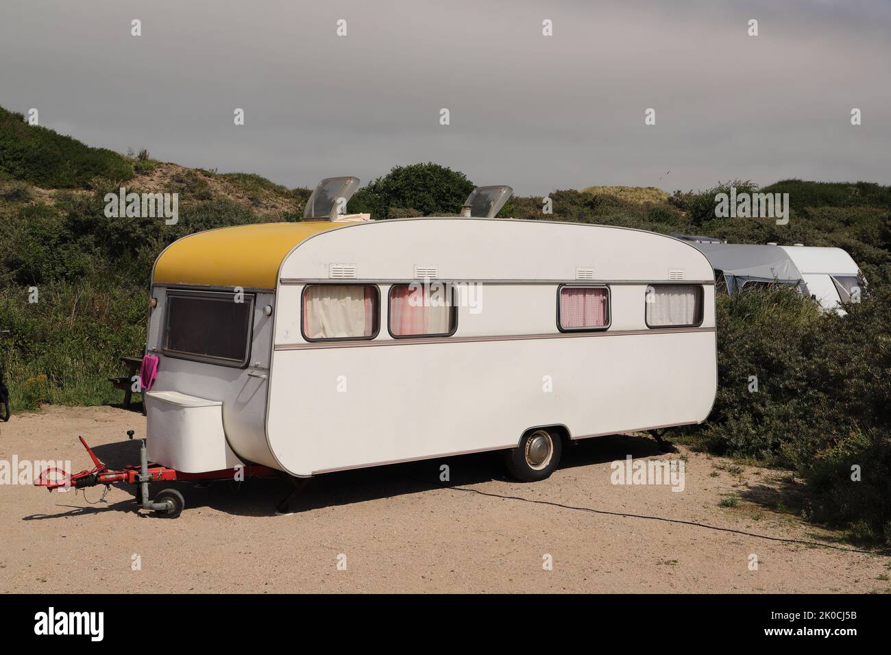 Ein alter großer Wohnwagen auf einem Campingplatz Stockfotografie - Alamy