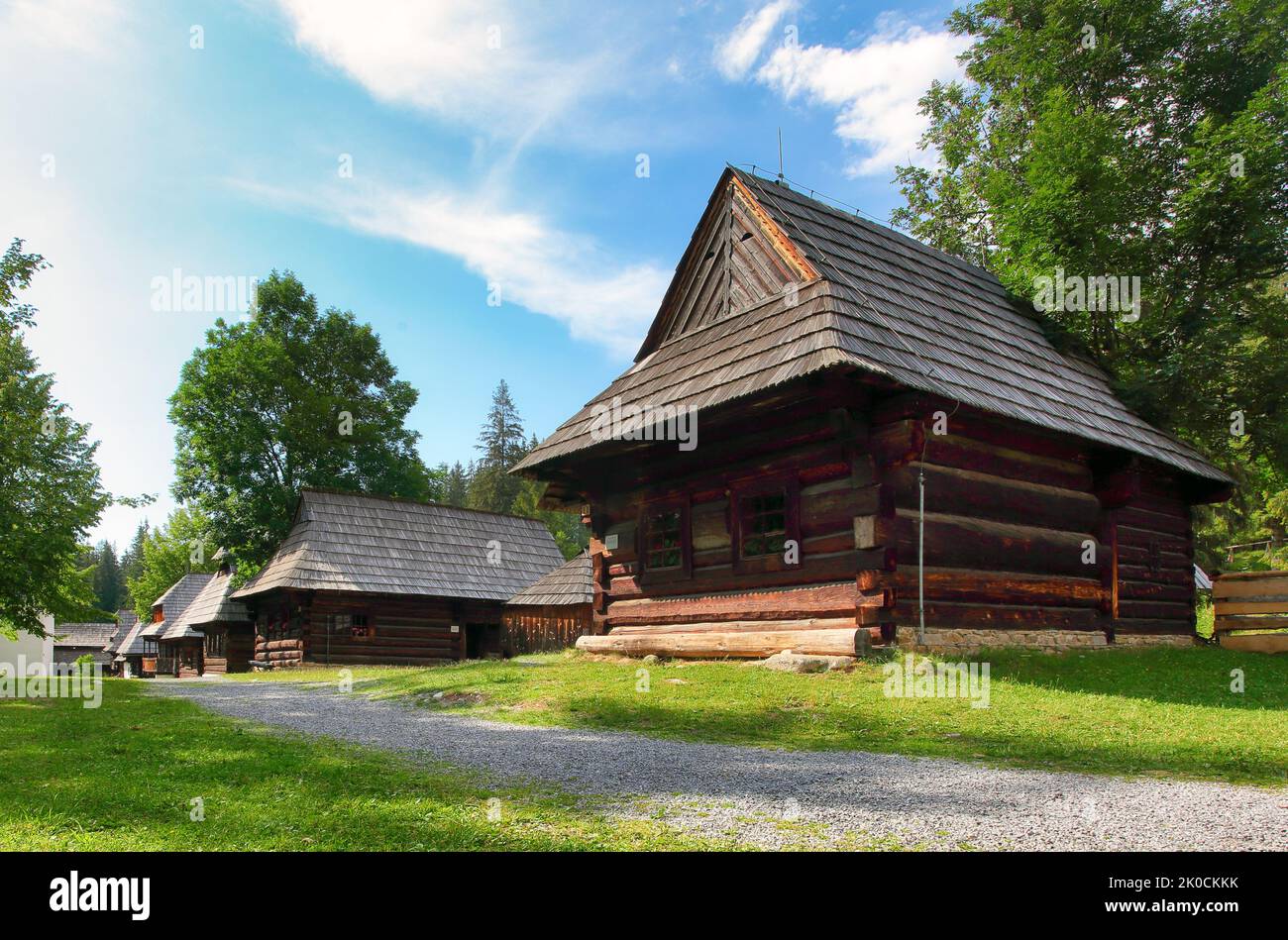 Sommer-Ansicht des hölzernen Volkshauses in Wäldern Museum Skanzen von Orava Dorf, Zuberec, Slowakei. Orava Skanzen Stockfoto