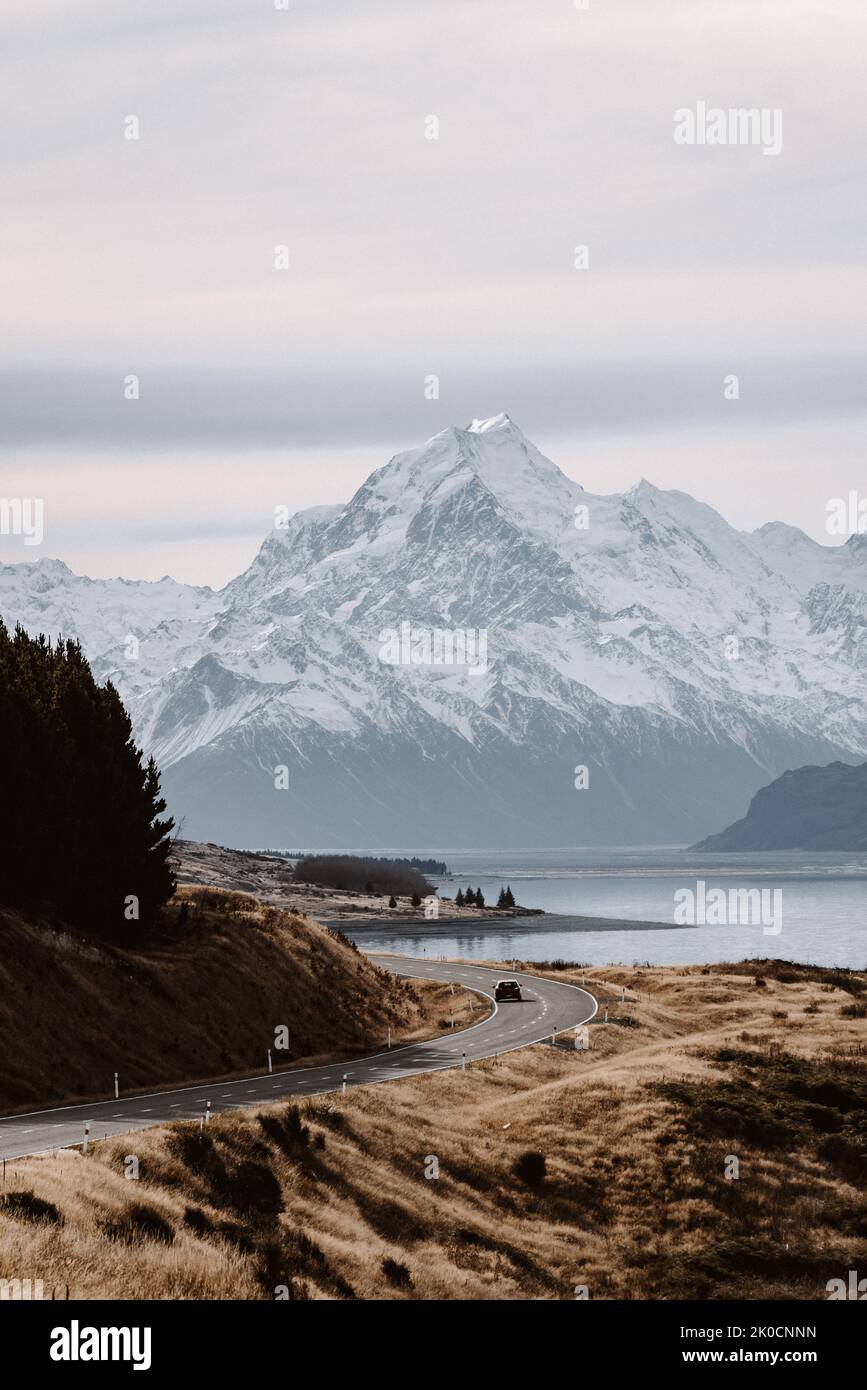 Blick auf den majestätischen Aoraki Mount Cook mit der Straße zum Mount Cook Village. Im Winter in Neuseeland übernommen. Stockfoto