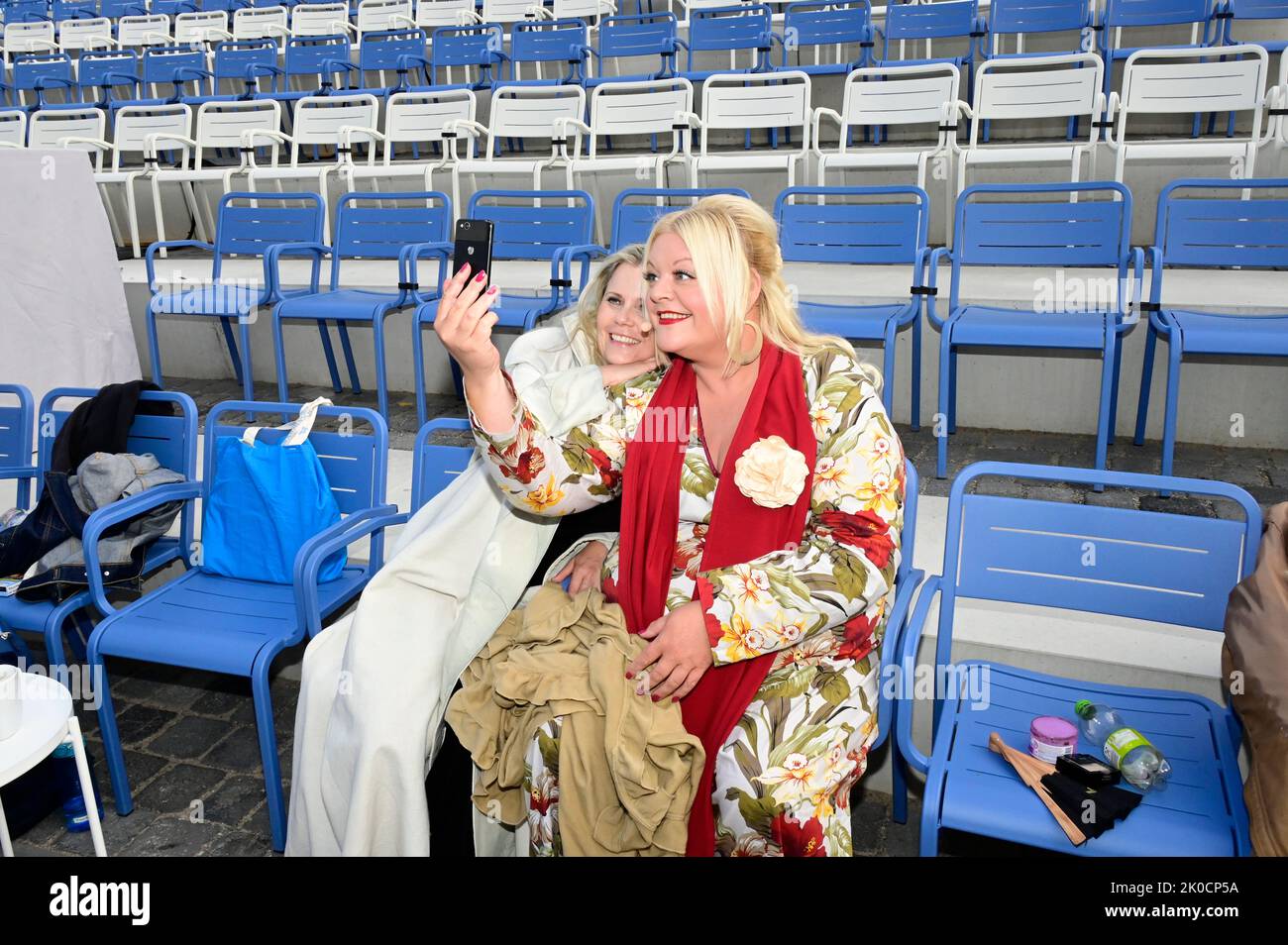 Michaela Schaffrath und Tine Wittler bei der Fotoprobe zum Theaterstück 'Jedermann' auf der Hauptbühne der Landesgartenschau Beelitz 2022. Beelitz, 06 Stockfoto