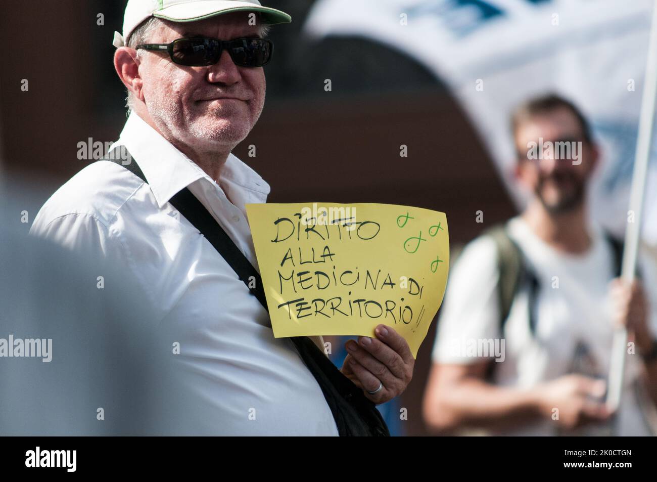 Rom, Italien, Italien. 10. September 2022. Demonstration auf der Piazza Sant'Apostoli Rom der 6000 Sardinen-Bewegung "Stand by me. Vicin? Per un Mare di diritti' hohe Aufmerksamkeit in Bezug auf die bürgerlichen und sozialen Rechte zu erhalten und zum demokratischen Leben des Landes anlässlich der Parlamentswahlen vom 25. September in Rom beizutragen. (Bild: © Andrea Ronchini/Pacific Press via ZUMA Press Wire) Stockfoto