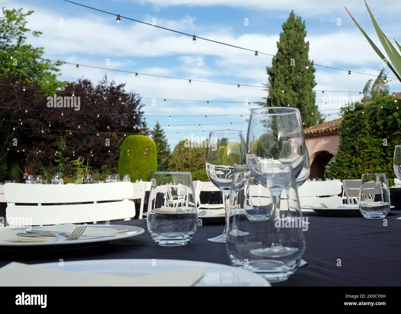 Veranstaltungsort im Freien mit Tischen zum Abendessen vor der Veranstaltung Stockfoto