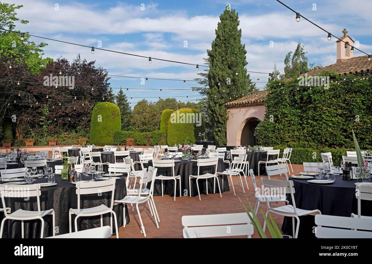 Veranstaltungsort im Freien mit Tischen zum Abendessen vor der Veranstaltung Stockfoto