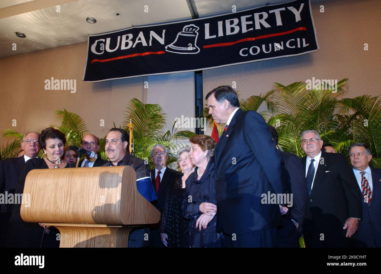 Sekretär Mel Martinez in Miami, Florida. Sekretär Mel Martinez in Miami, Florida, Sekretär Mel Martinez in Miami, Florida, bei Veranstaltungen des kubanischen Befreiungsrates. Stockfoto