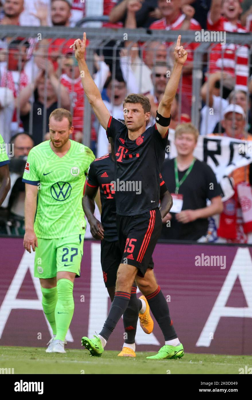 Thomas Müller von Bayern München jubelt Ÿber sein Tor zum 2:0 Maximilian Arnold von VFL Wolfsburg FC Bayern MŸnchen - VfL Wolfsburg Fussball 1 . Bundesliga Saison 2022 / 2023 © diebilderwelt / Alamy Stock Stockfoto
