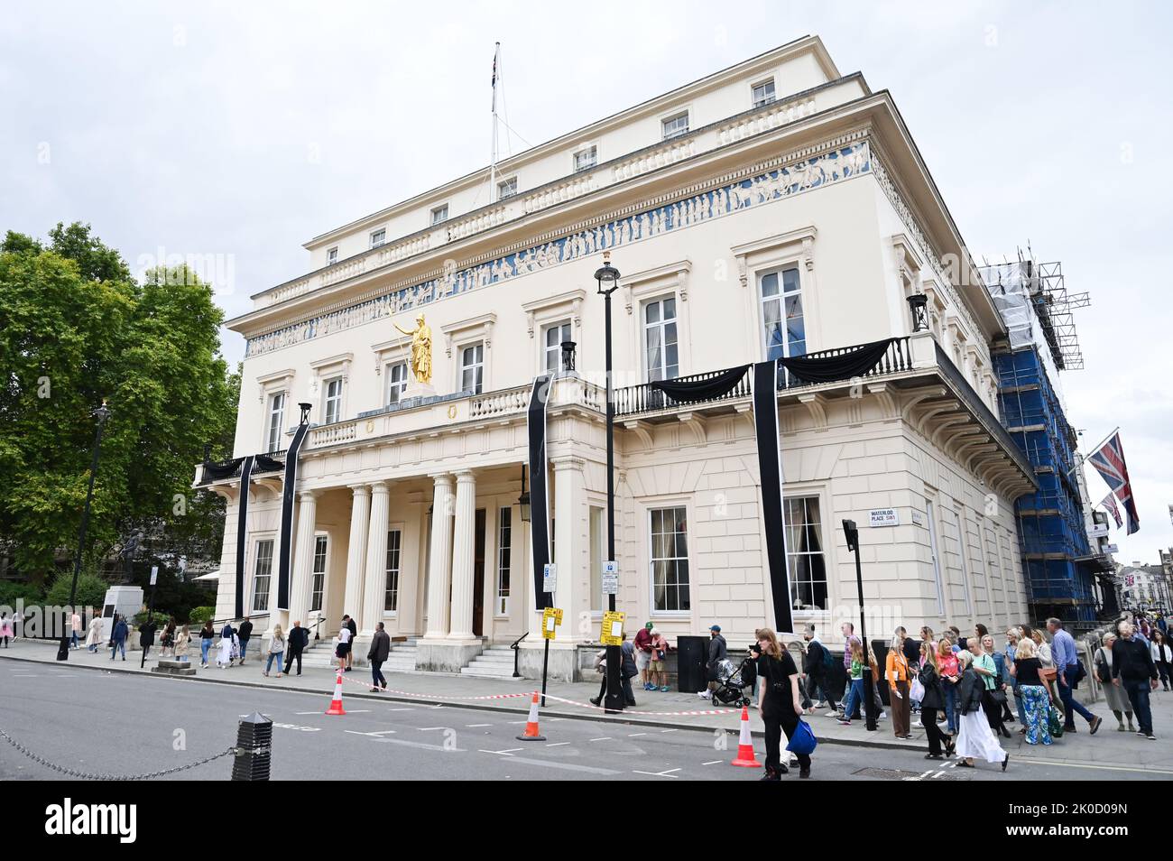 London Großbritannien 10.. September 2022 - der Athenaeum Club in Waterloo Place, London, ist mit schwarzen Bändern geschmückt, nachdem die Königin Elizabeth II. Am Donnerstag, dem 8.. September, im Alter von 96 Jahren starb Stockfoto