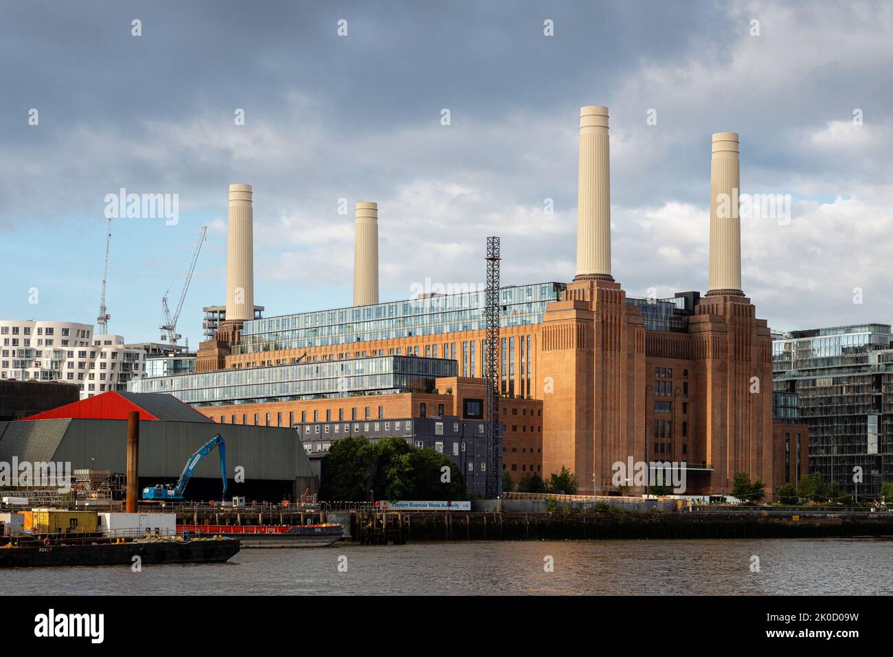 Umbau des Kraftwerks Battersea mit Kranen und Bauzeichen Stockfoto