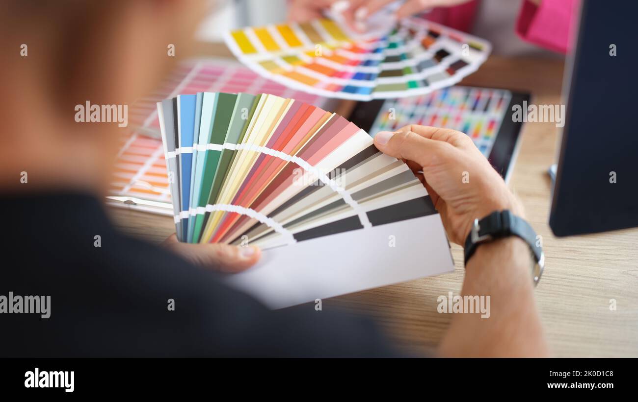 Hände von Designern während der Diskussion und Auswahl von Farben für die Inneneinrichtung im Studio Stockfoto
