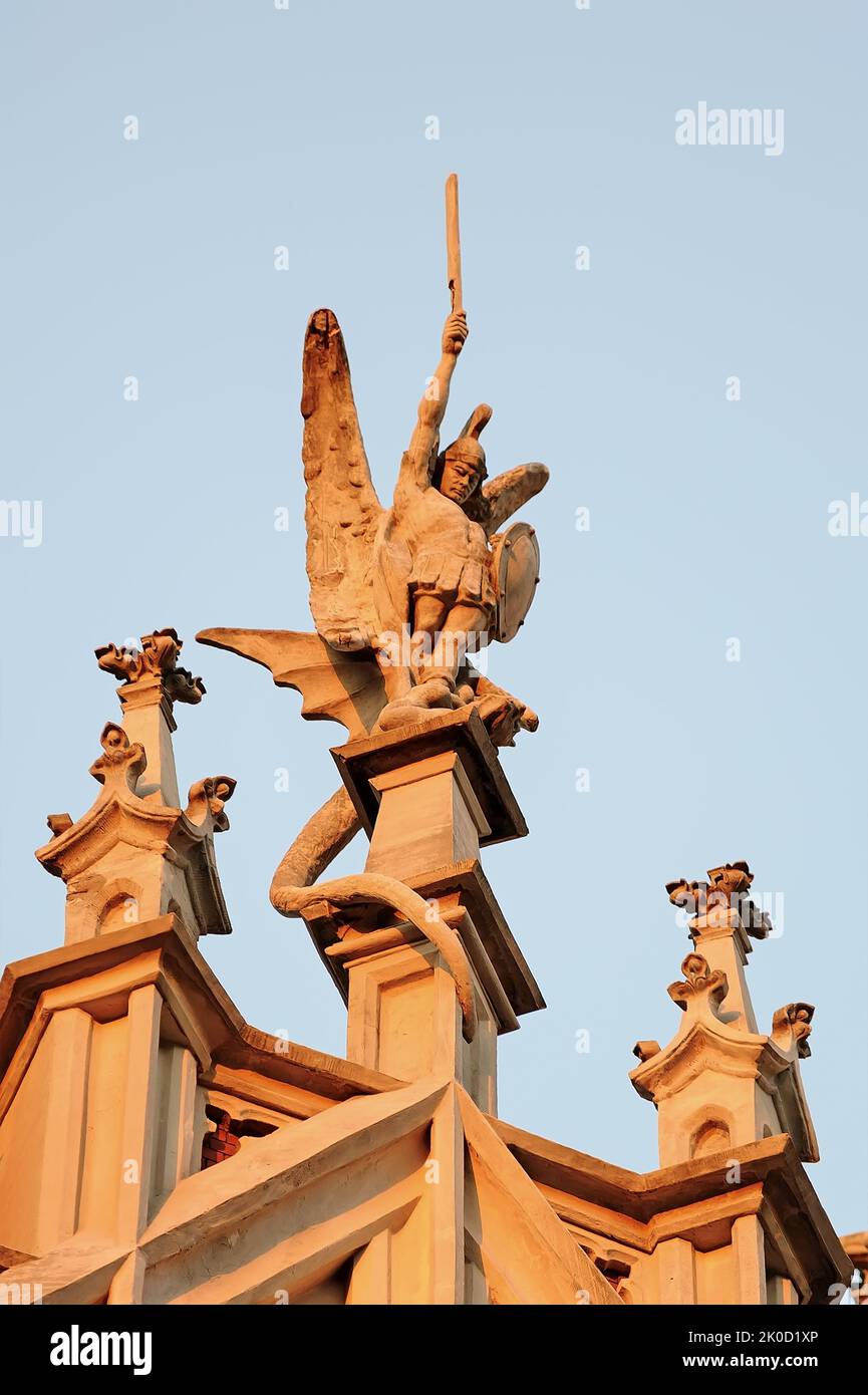 Topskulptur der römisch-katholischen Nikolaikirche in Kiew, Ukraine bei Sonnenuntergang Stockfoto