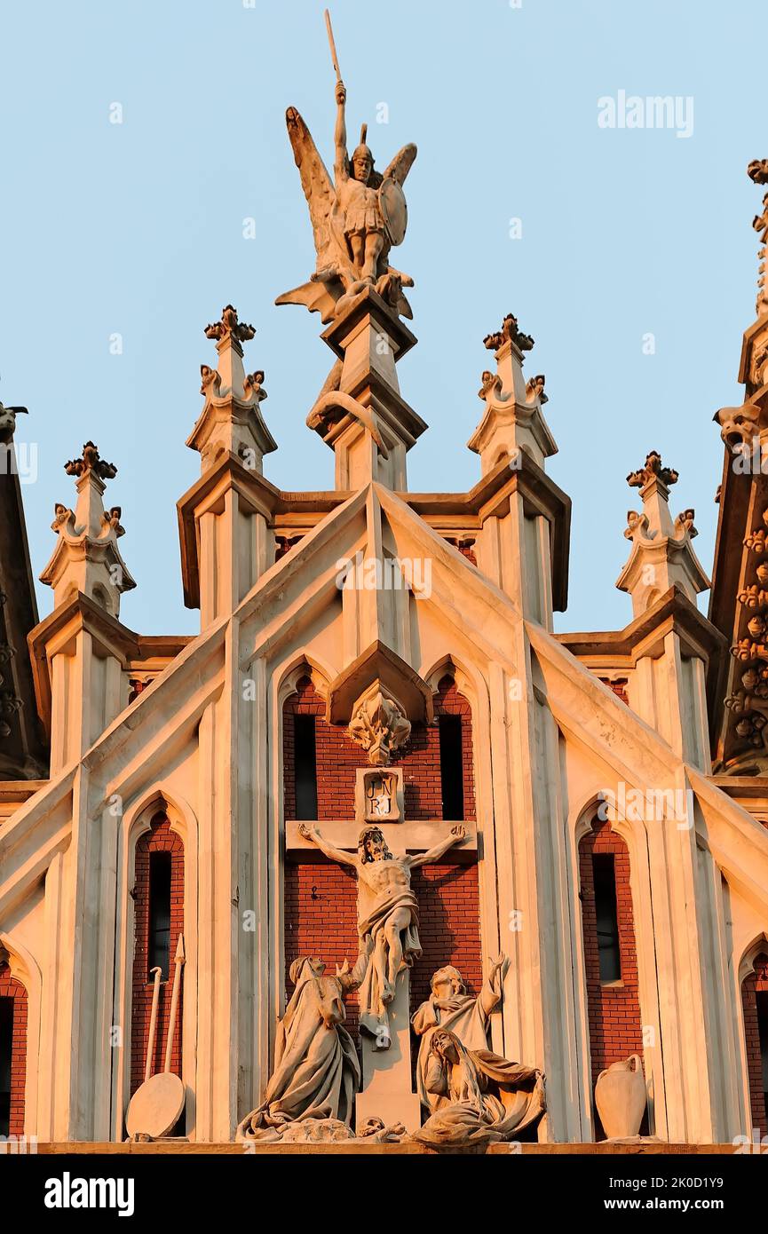 Fragment der römisch-katholischen Kirche St. Nikolaus in Kiew, Hauptstadt der Ukraine bei Sonnenuntergang Stockfoto
