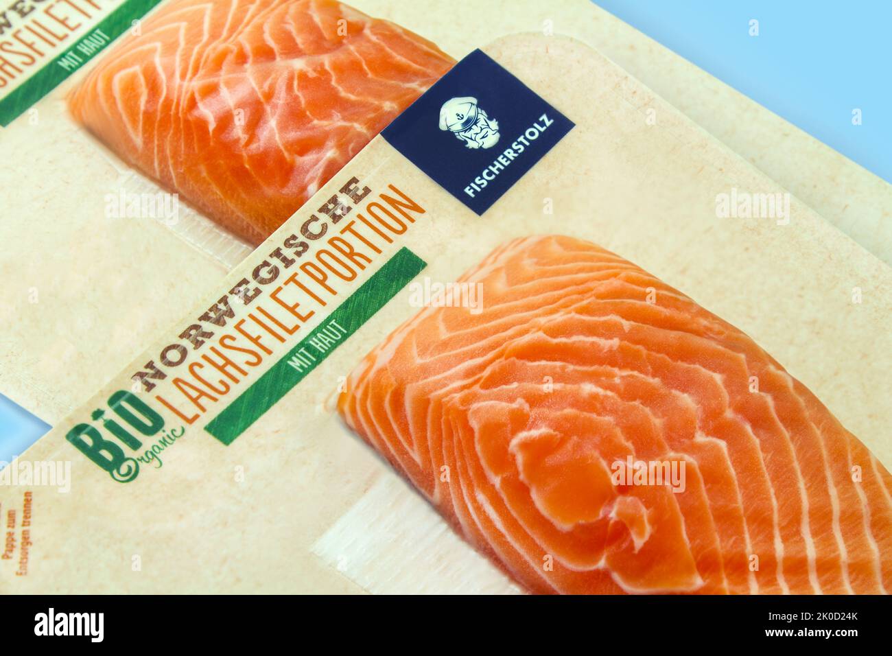 1 Portion Norwegischer Bio Lachs Lachsfiletportion mit Bio-Siegel von Fischerholz Stockfoto