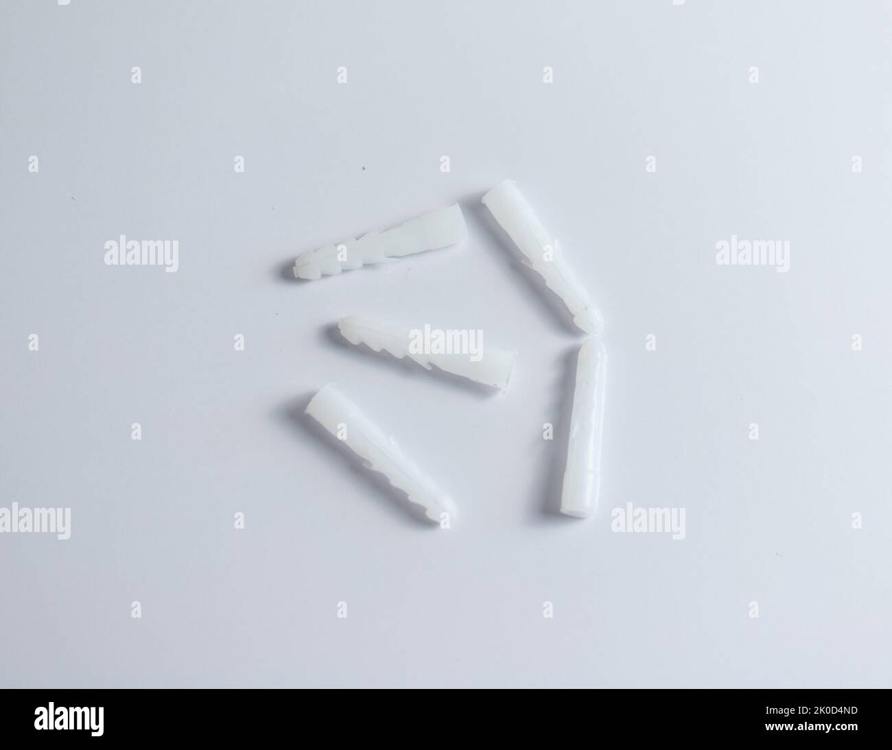 Weiße Kunststoffdübel auf isoliertem weißem Hintergrund Stockfoto