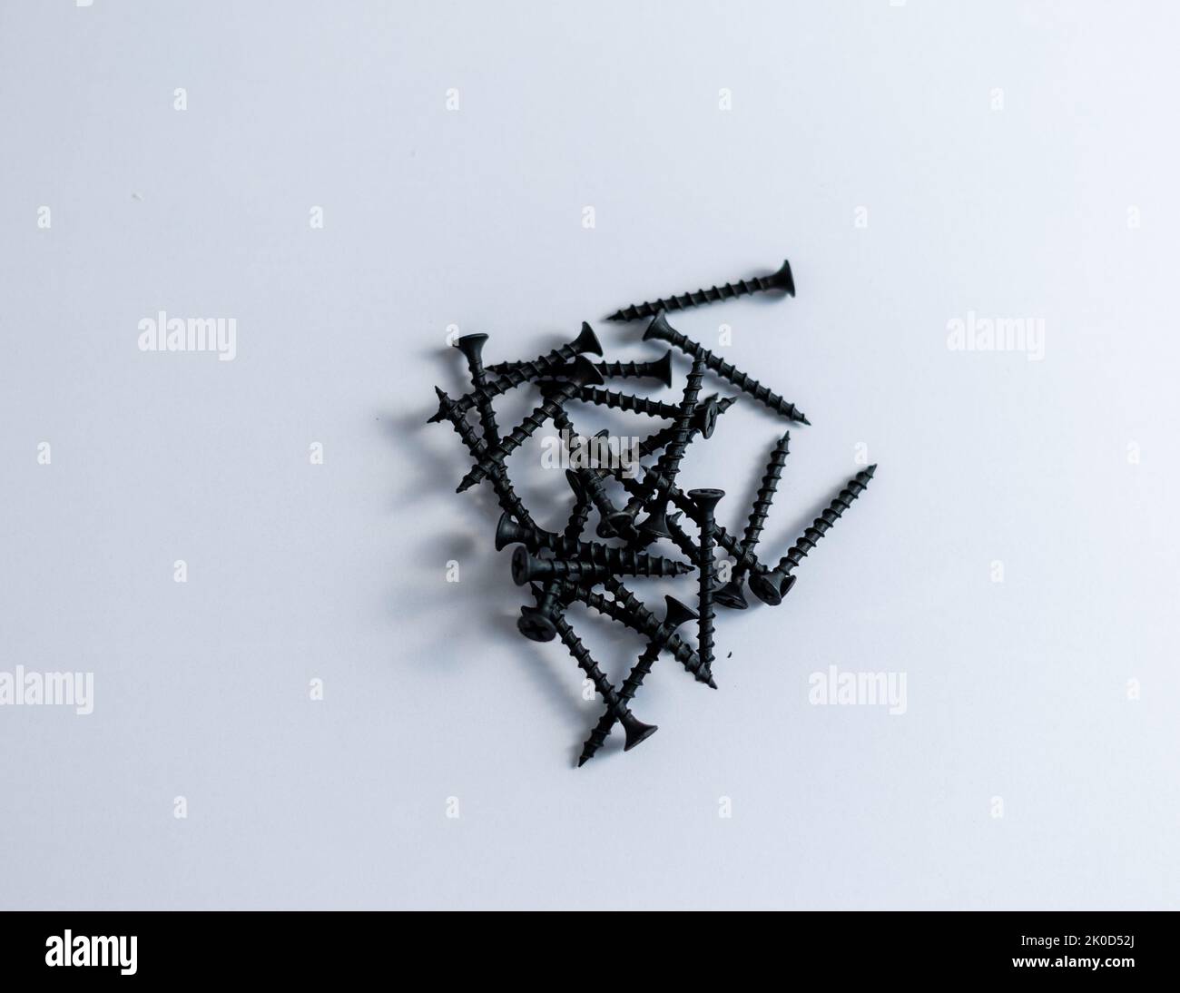 Haufen schwarzer Schraube auf isoliertem weißem Hintergrund Stockfoto