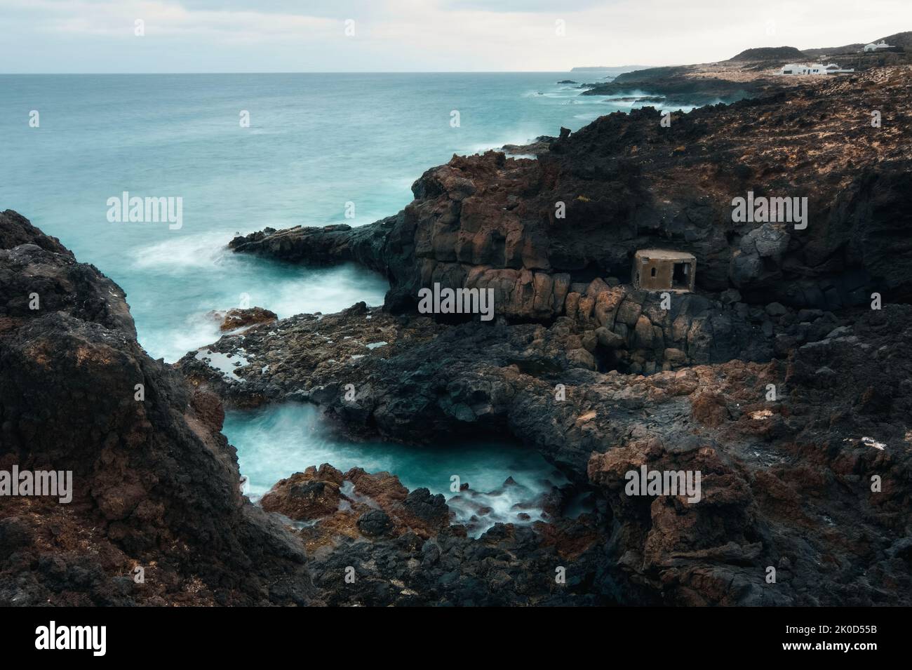 Dramatische Küstenlandschaft mit vulkanischen Felsen im Schutz der Fischer in Charco del Palo, Lanzerote, Kanarische Inseln, Spanien Stockfoto