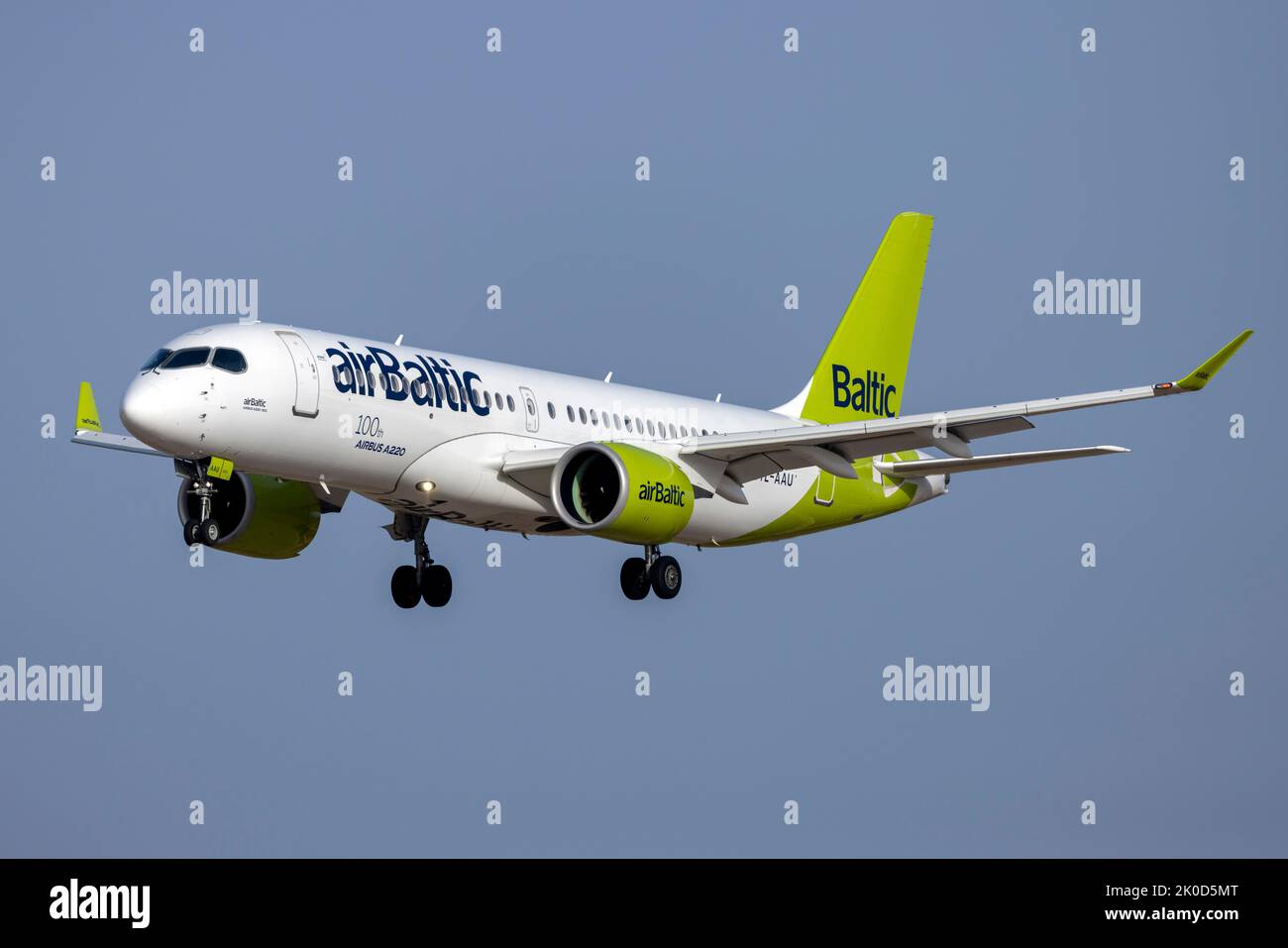 Air Baltic Airbus A220-300 (Reg.: YL-AAU) mit dem Aufkleber 100. A220. Stockfoto