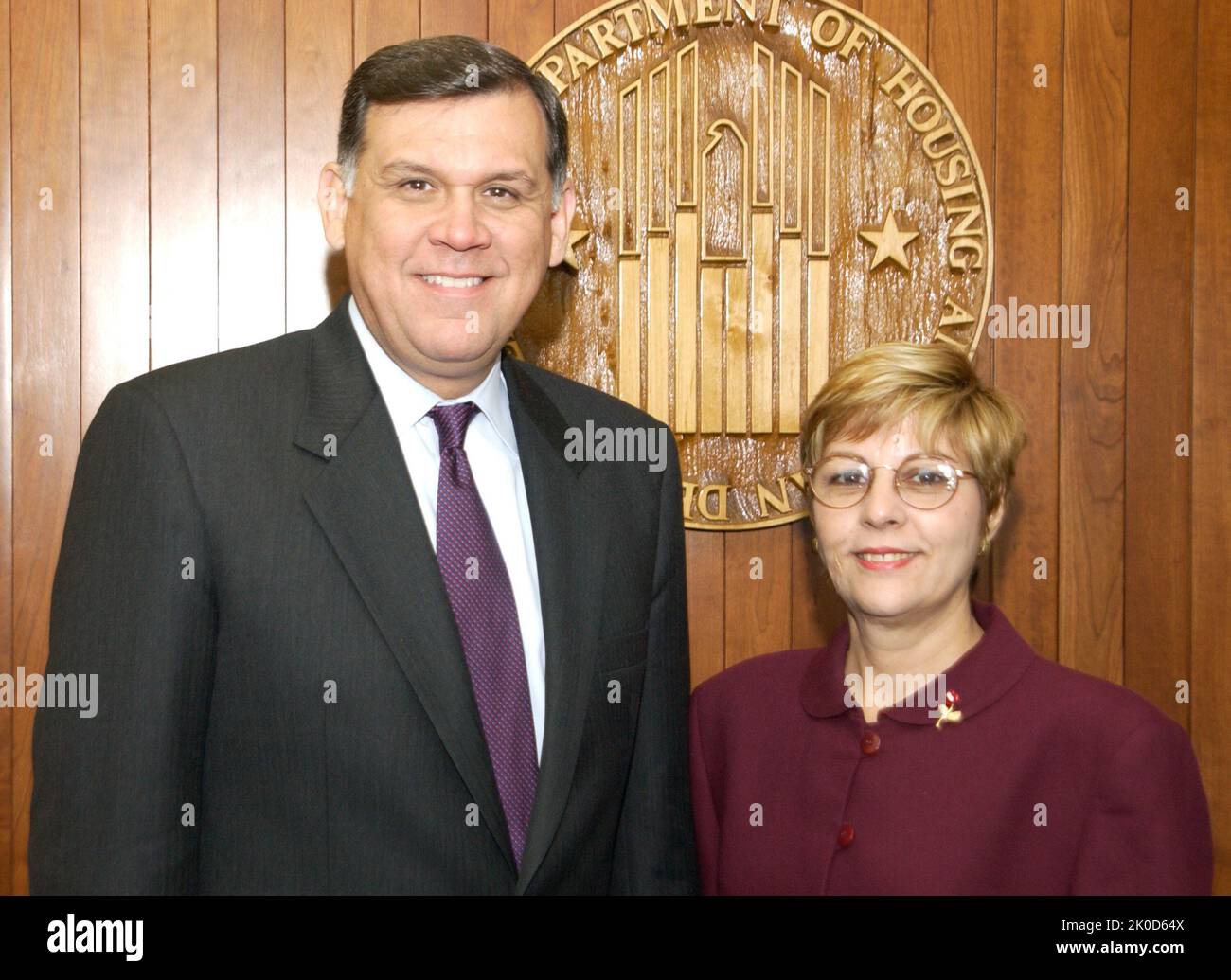 Sekretär Mel Martinez mit Elsa Morgan. Sekretär Mel Martinez mit dem Thema Elsa Morgan, Sekretär Mel Martinez trifft sich im HUD-Hauptquartier mit Elsa Morgan, der Frau des kubanischen politischen Gefangenen Dr. Elias Biscet. Stockfoto