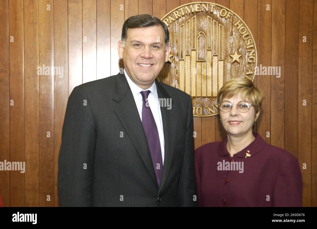 Sekretär Mel Martinez mit Elsa Morgan. Sekretär Mel Martinez mit dem Thema Elsa Morgan, Sekretär Mel Martinez trifft sich im HUD-Hauptquartier mit Elsa Morgan, der Frau des kubanischen politischen Gefangenen Dr. Elias Biscet. Stockfoto