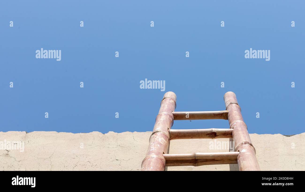 Stufen des Erfolgs zum blauen Himmel mit einem Wachstumskonzept oder einer neuen Chance Stockfoto