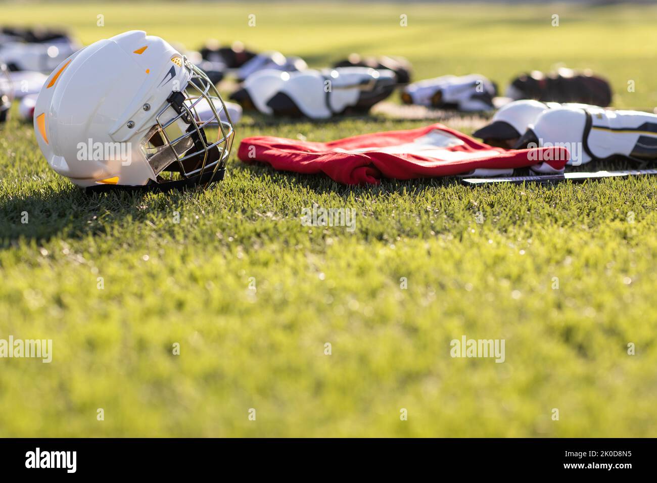 Sporthelm auf dem Spielfeld Stockfoto