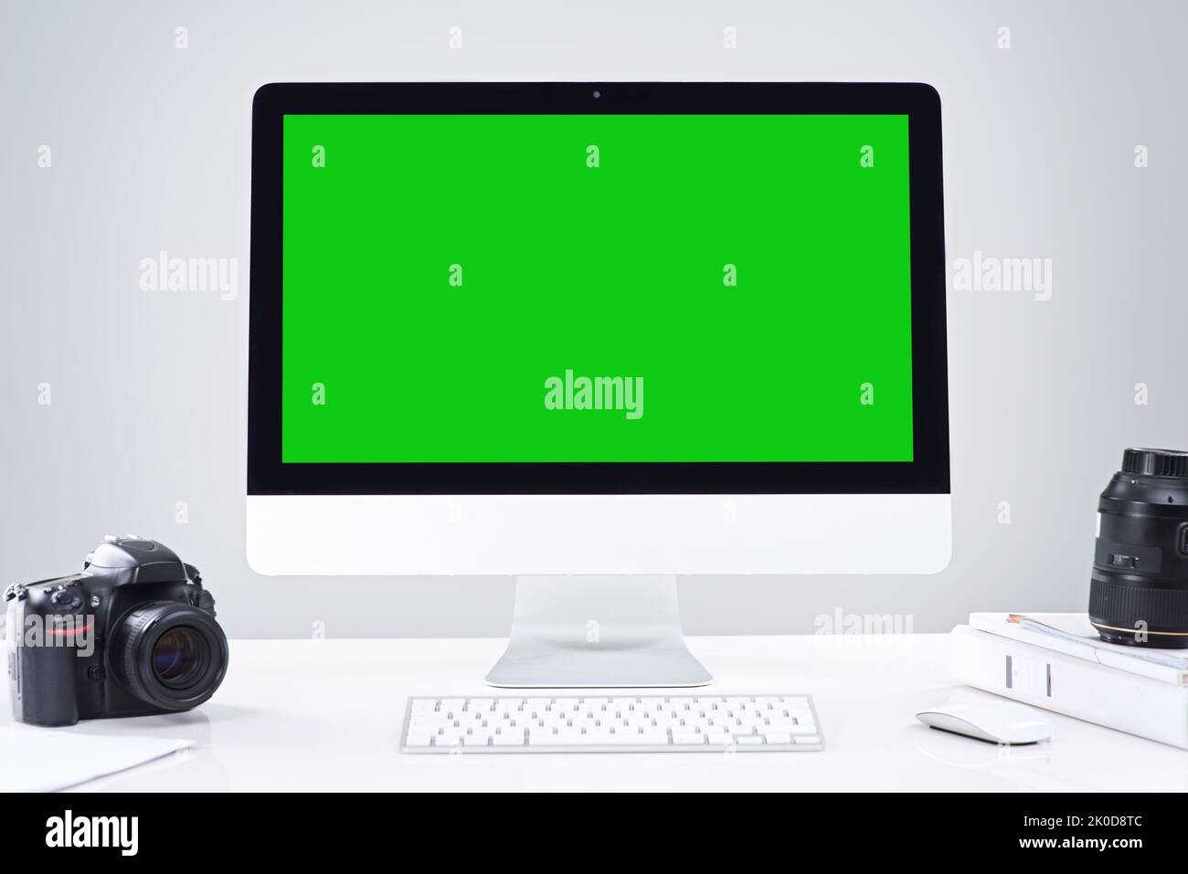 Werben Sie online für Ihr Fotogeschäft. Ein Desktop-PC mit grünem Bildschirm. Stockfoto