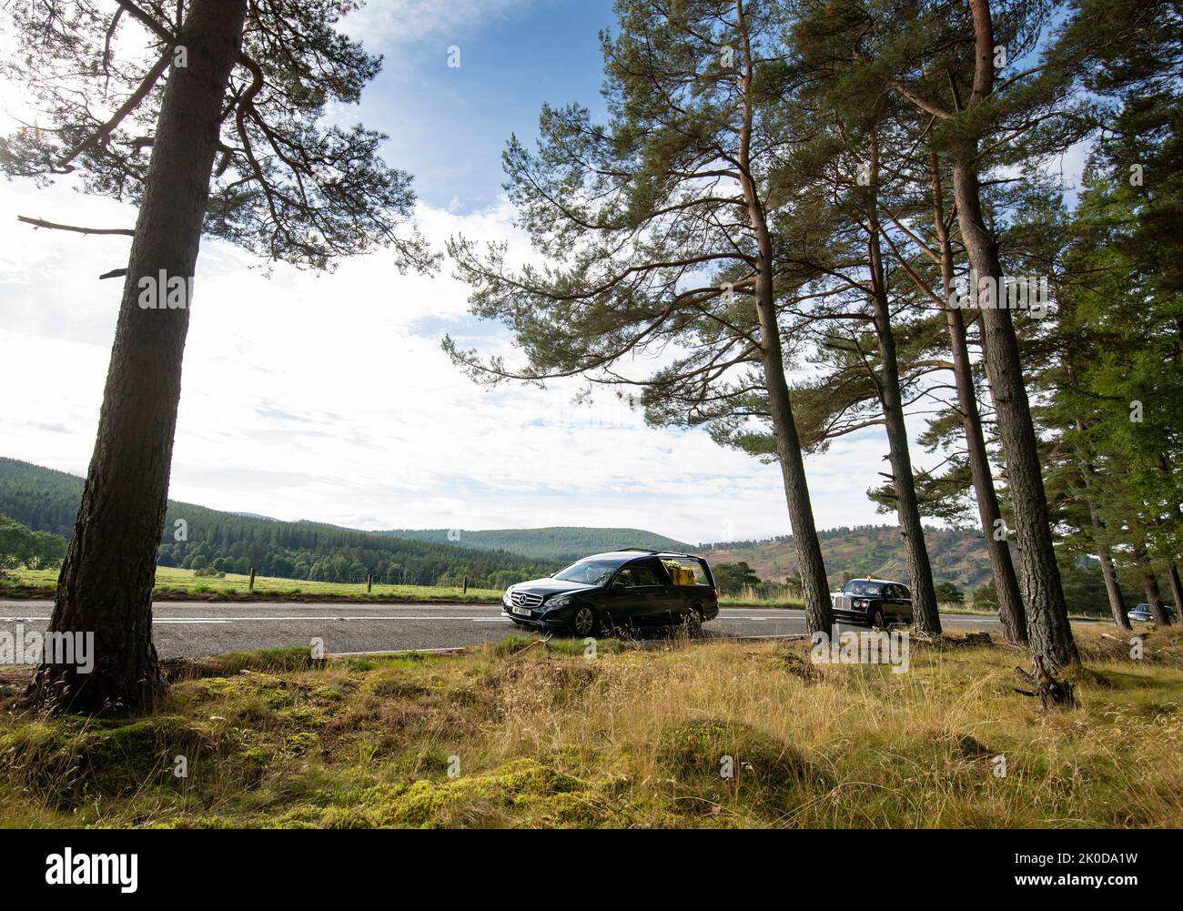 Balmoral, Schottland, Großbritannien. 9.. September 2022. Balmoral, Großbritannien. Ihre Majestät der Sarg von QueenÕs itÕs verlässt Balmoral auf der Reise zum Holyrood House, Edinburgh, in einem Leichenwagen. Quelle: Doug Peters/EMPICS/Alamy Live News Stockfoto