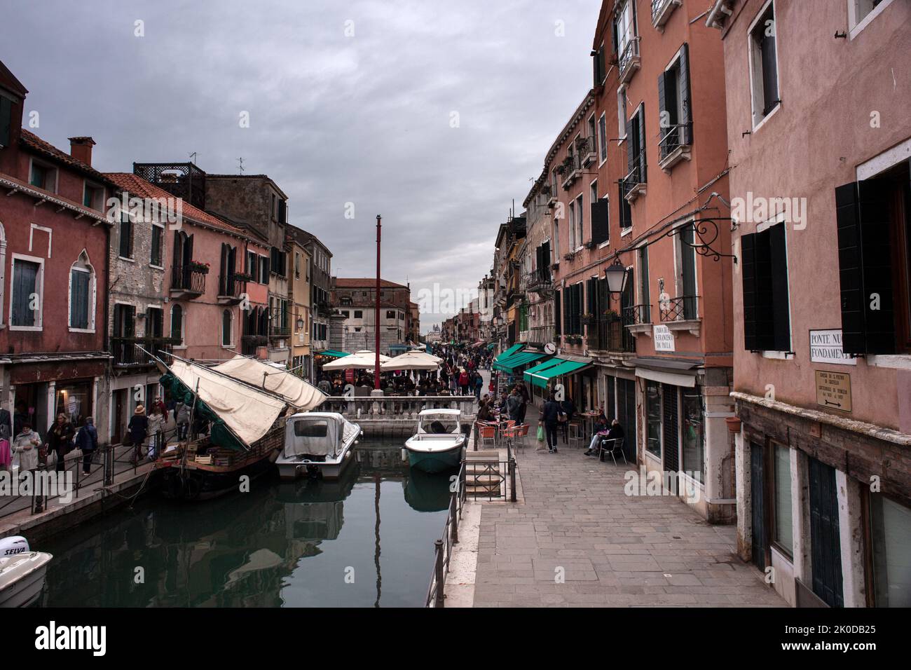 Venedig, Italien - April, 21: Blick auf die typische Architektur Venedigs am 21. April 2022 Stockfoto