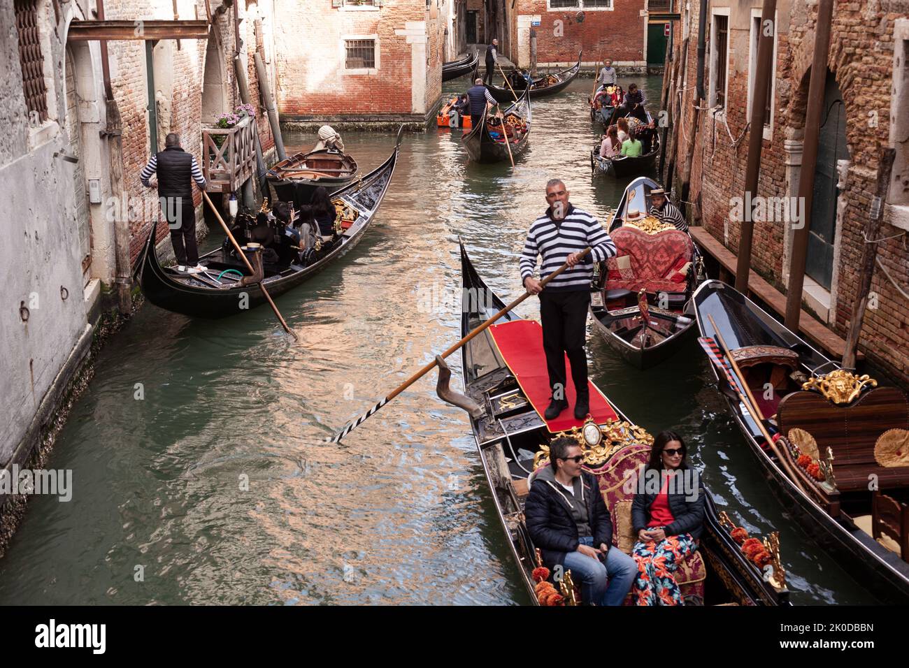 Venedig, Italien - April, 23: Blick auf den typischen Kanal mit verschiedenen Gondeln am 23 2022. April Stockfoto