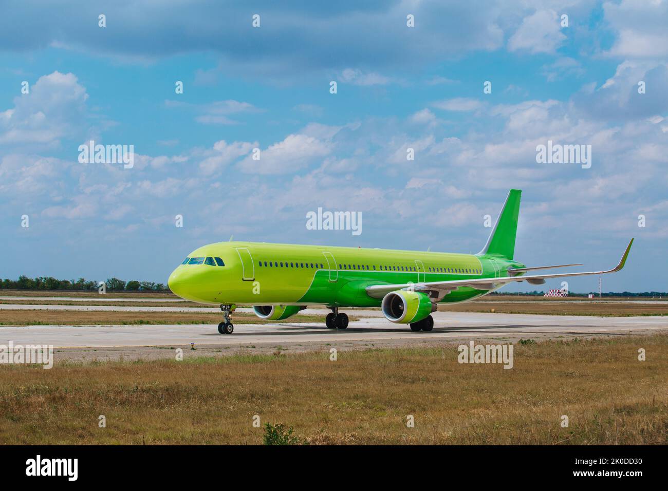 Grünes Flugzeug auf der Landebahn. Evakuierung der Bevölkerung. Stockfoto