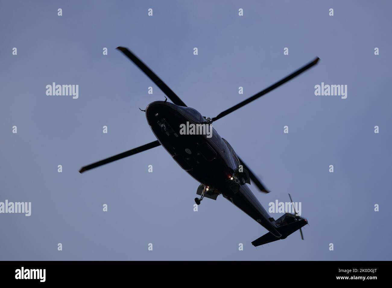 Der königliche Hubschrauber fliegt über der Royal Mile im Zentrum von Edinburgh. Der Sarg von Königin Elizabeth II. Befindet sich auf der Reise von Balmoral nach Edinburgh, wo er im Palace of Holyroodhouse ruhen wird. Bilddatum: Sonntag, 11. September 2022. Stockfoto