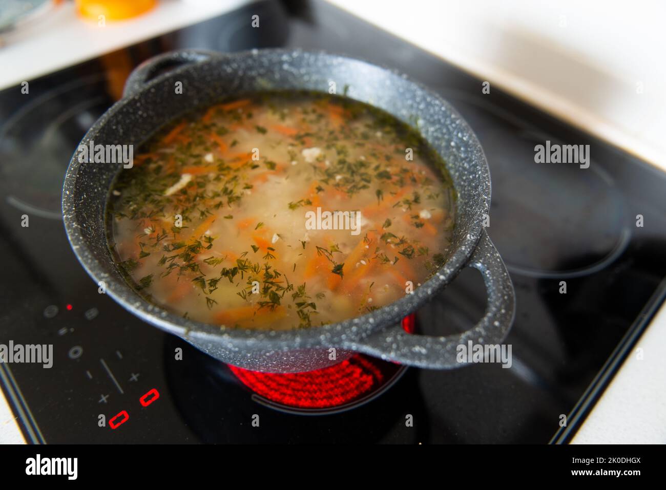 Nationalsuppe in einem Kessel auf dem Herd Stockfoto