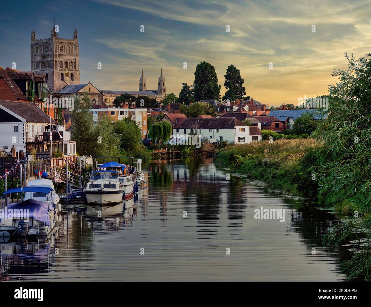 Ein friedlicher Abend am Fluss Avon in der Cotswolds-Stadt Tewkesbury mit der Abtei im Hintergrund. Stockfoto