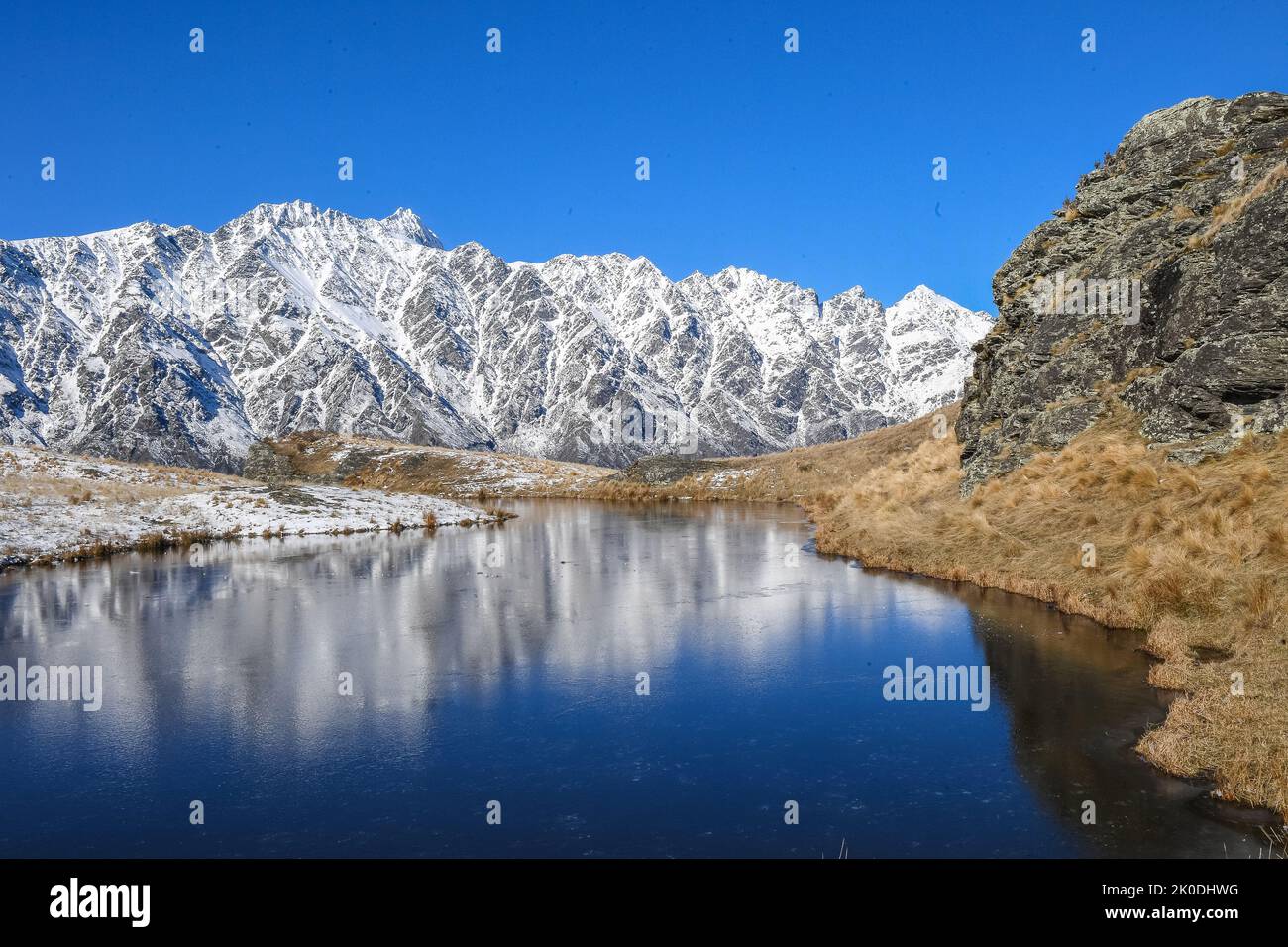 Die Remarkables spiegelt sich in Gipfel Tarn Deer Park Heights in der Nähe von Queenstown Südinsel Neuseeland Stockfoto