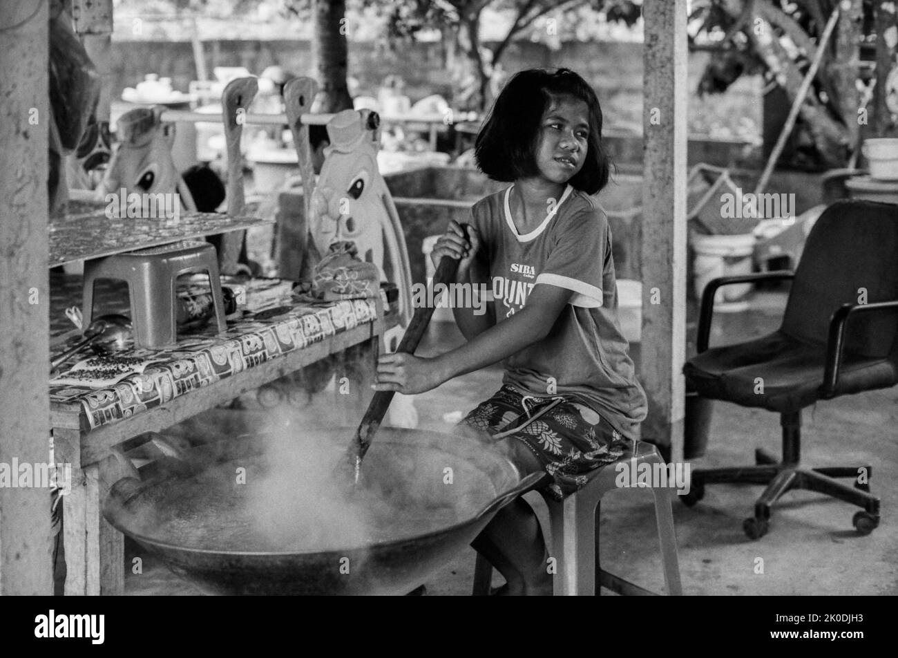 Kodak Tri-X Bild eines thailändischen Mädchens, das Süßigkeiten im ländlichen Thailand kocht Stockfoto
