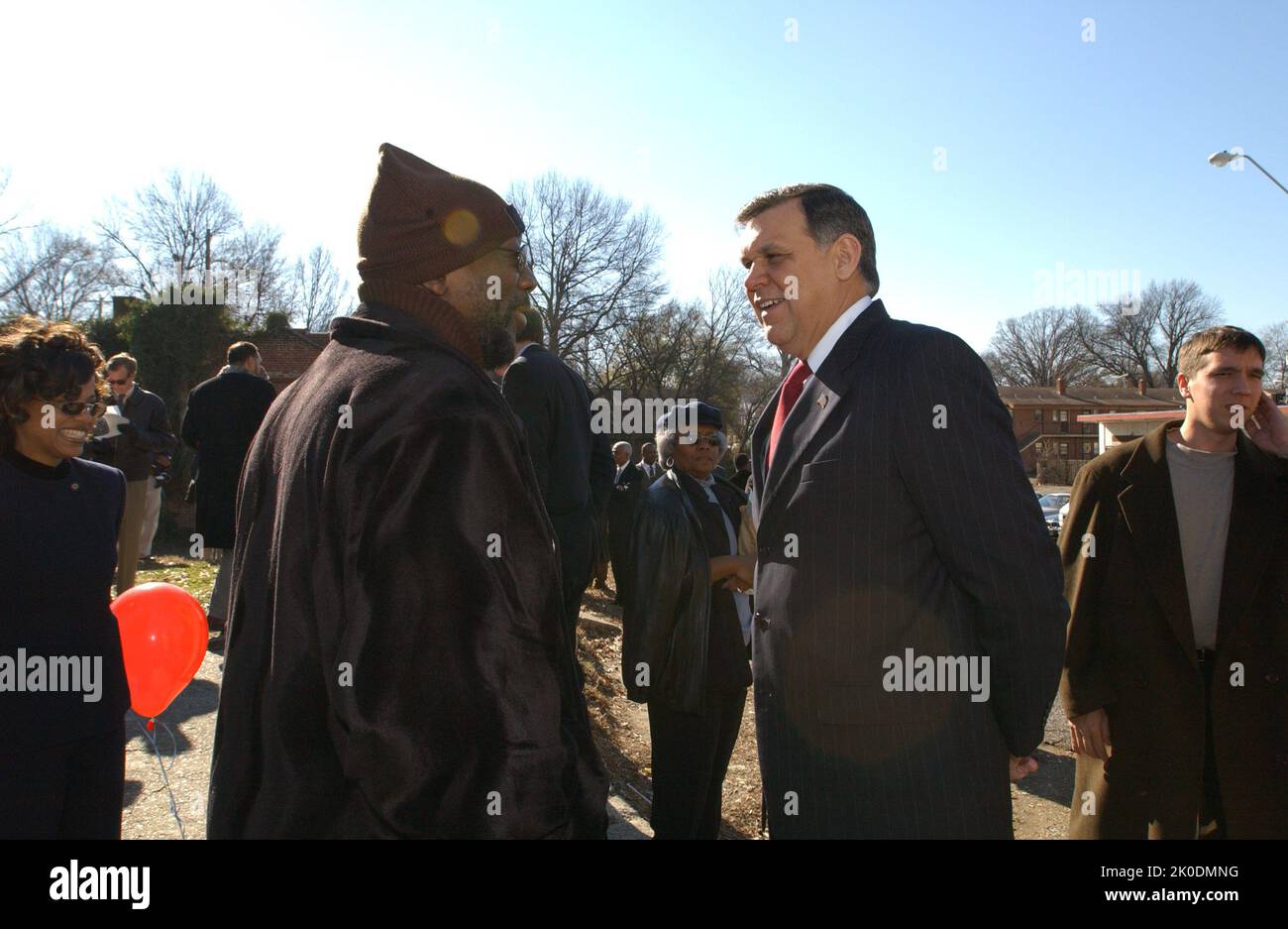 Minister Mel Martinez in Memphis, Tennessee. Sekretär Mel Martinez in Memphis, Tennessee Thema, Besuch von Sekretär Mel Martinez in Memphis, Tennessee zu Veranstaltungen zu Ehren von Martin Luther King, Jr. Geburtstag, einschließlich der Ankündigung einer neuen HUD-Initiative, die die wirtschaftliche Entwicklung und den Beschäftigungszuwachs in der Stadt durch öffentlich-private Partnerschaften ankurbeln soll. Der Sekretär trat zusammen mit dem Bürgermeister Herenton und dem Musiker Isaac Hayes am zukünftigen Standort des STAX Museum of American Soul Music und der STAX Music Academy auf, die in der Entwicklung mit einer privaten gemeinnützigen und lokalen staatlichen Organisation steht Stockfoto