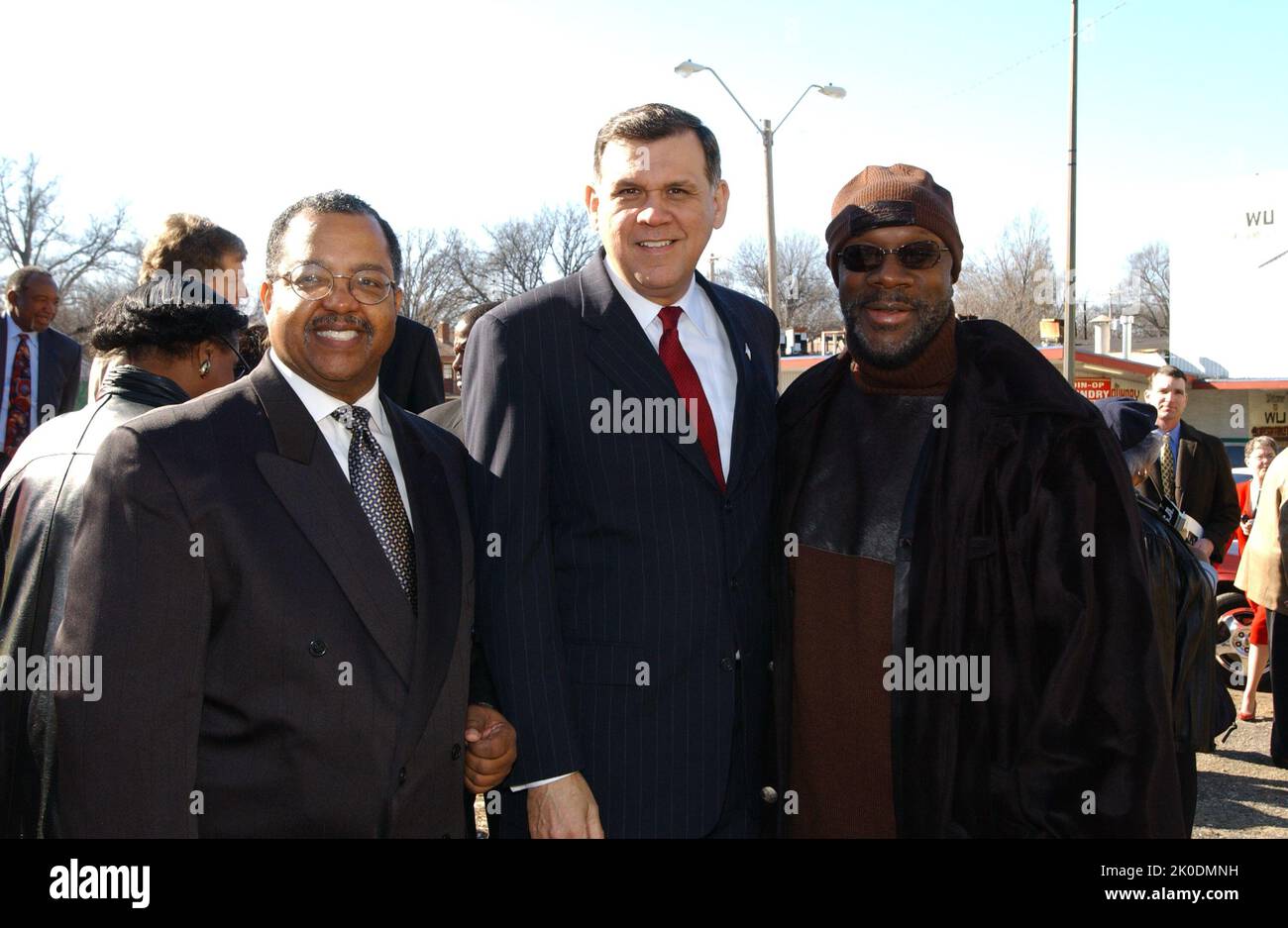 Minister Mel Martinez in Memphis, Tennessee. Sekretär Mel Martinez in Memphis, Tennessee Thema, Besuch von Sekretär Mel Martinez in Memphis, Tennessee zu Veranstaltungen zu Ehren von Martin Luther King, Jr. Geburtstag, einschließlich der Ankündigung einer neuen HUD-Initiative, die die wirtschaftliche Entwicklung und den Beschäftigungszuwachs in der Stadt durch öffentlich-private Partnerschaften ankurbeln soll. Der Sekretär trat zusammen mit dem Bürgermeister Herenton und dem Musiker Isaac Hayes am zukünftigen Standort des STAX Museum of American Soul Music und der STAX Music Academy auf, die in der Entwicklung mit einer privaten gemeinnützigen und lokalen staatlichen Organisation steht Stockfoto