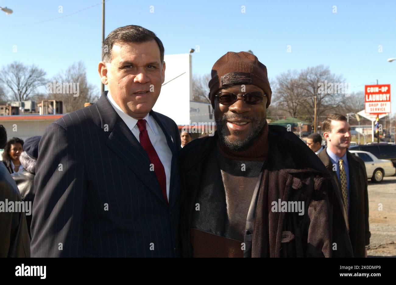 Minister Mel Martinez in Memphis, Tennessee. Sekretär Mel Martinez in Memphis, Tennessee Thema, Besuch von Sekretär Mel Martinez in Memphis, Tennessee zu Veranstaltungen zu Ehren von Martin Luther King, Jr. Geburtstag, einschließlich der Ankündigung einer neuen HUD-Initiative, die die wirtschaftliche Entwicklung und den Beschäftigungszuwachs in der Stadt durch öffentlich-private Partnerschaften ankurbeln soll. Der Sekretär trat zusammen mit dem Bürgermeister Herenton und dem Musiker Isaac Hayes am zukünftigen Standort des STAX Museum of American Soul Music und der STAX Music Academy auf, die in der Entwicklung mit einer privaten gemeinnützigen und lokalen staatlichen Organisation steht Stockfoto