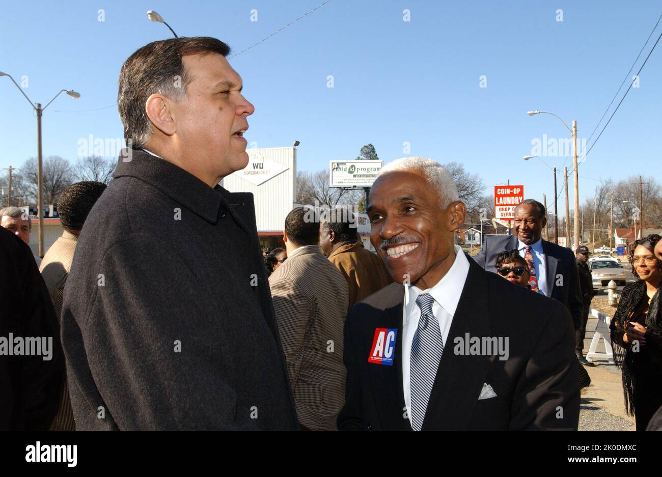 Minister Mel Martinez in Memphis, Tennessee. Sekretär Mel Martinez in Memphis, Tennessee Thema, Besuch von Sekretär Mel Martinez in Memphis, Tennessee zu Veranstaltungen zu Ehren von Martin Luther King, Jr. Geburtstag, einschließlich der Ankündigung einer neuen HUD-Initiative, die die wirtschaftliche Entwicklung und den Beschäftigungszuwachs in der Stadt durch öffentlich-private Partnerschaften ankurbeln soll. Der Sekretär trat zusammen mit dem Bürgermeister Herenton und dem Musiker Isaac Hayes am zukünftigen Standort des STAX Museum of American Soul Music und der STAX Music Academy auf, die in der Entwicklung mit einer privaten gemeinnützigen und lokalen staatlichen Organisation steht Stockfoto