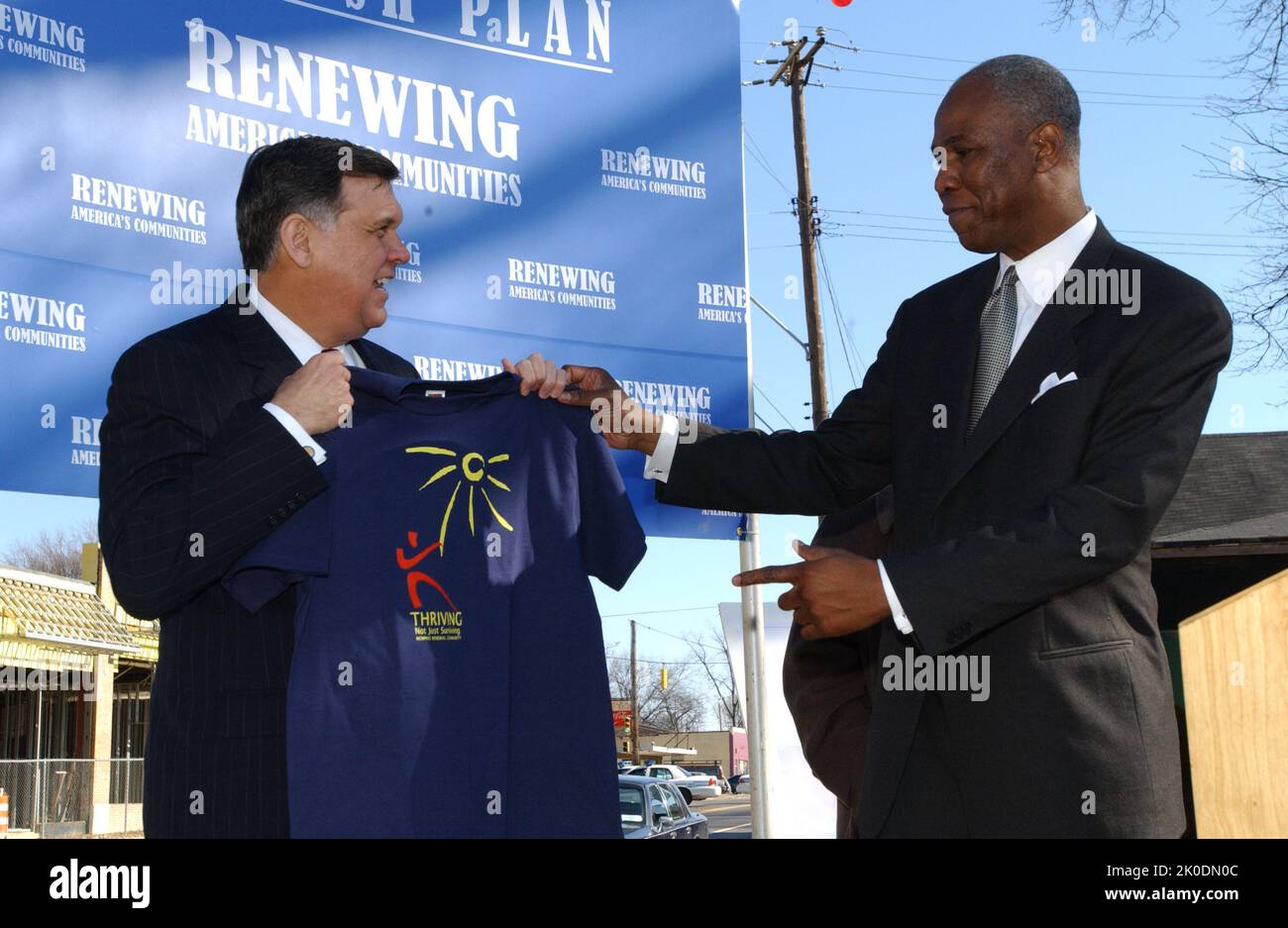 Minister Mel Martinez in Memphis, Tennessee. Sekretär Mel Martinez in Memphis, Tennessee Thema, Besuch von Sekretär Mel Martinez in Memphis, Tennessee zu Veranstaltungen zu Ehren von Martin Luther King, Jr. Geburtstag, einschließlich der Ankündigung einer neuen HUD-Initiative, die die wirtschaftliche Entwicklung und den Beschäftigungszuwachs in der Stadt durch öffentlich-private Partnerschaften ankurbeln soll. Der Sekretär trat zusammen mit dem Bürgermeister Herenton und dem Musiker Isaac Hayes am zukünftigen Standort des STAX Museum of American Soul Music und der STAX Music Academy auf, die in der Entwicklung mit einer privaten gemeinnützigen und lokalen staatlichen Organisation steht Stockfoto