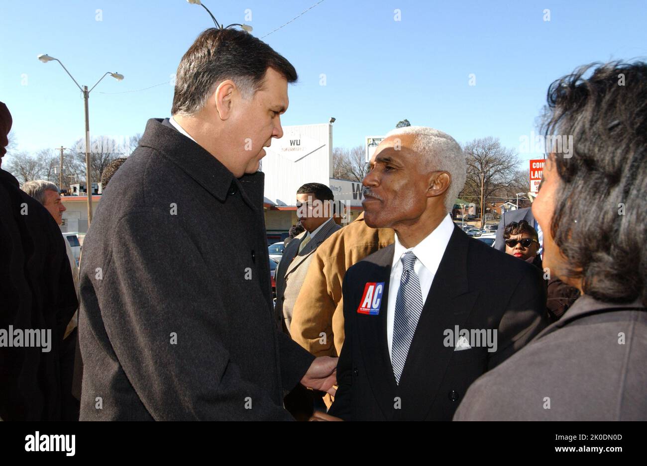 Minister Mel Martinez in Memphis, Tennessee. Sekretär Mel Martinez in Memphis, Tennessee Thema, Besuch von Sekretär Mel Martinez in Memphis, Tennessee zu Veranstaltungen zu Ehren von Martin Luther King, Jr. Geburtstag, einschließlich der Ankündigung einer neuen HUD-Initiative, die die wirtschaftliche Entwicklung und den Beschäftigungszuwachs in der Stadt durch öffentlich-private Partnerschaften ankurbeln soll. Der Sekretär trat zusammen mit dem Bürgermeister Herenton und dem Musiker Isaac Hayes am zukünftigen Standort des STAX Museum of American Soul Music und der STAX Music Academy auf, die in der Entwicklung mit einer privaten gemeinnützigen und lokalen staatlichen Organisation steht Stockfoto