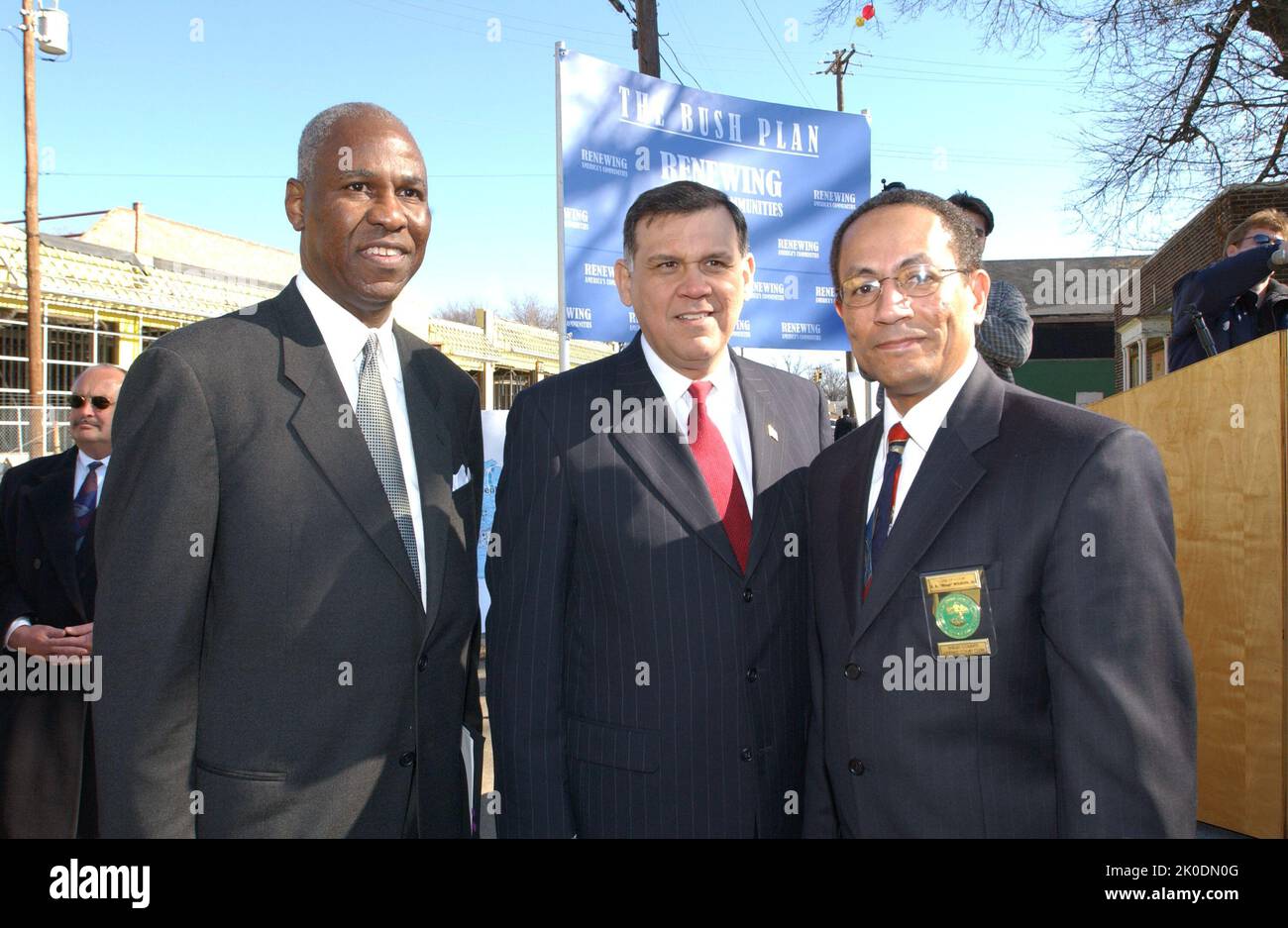 Minister Mel Martinez in Memphis, Tennessee. Sekretär Mel Martinez in Memphis, Tennessee Thema, Besuch von Sekretär Mel Martinez in Memphis, Tennessee zu Veranstaltungen zu Ehren von Martin Luther King, Jr. Geburtstag, einschließlich der Ankündigung einer neuen HUD-Initiative, die die wirtschaftliche Entwicklung und den Beschäftigungszuwachs in der Stadt durch öffentlich-private Partnerschaften ankurbeln soll. Der Sekretär trat zusammen mit dem Bürgermeister Herenton und dem Musiker Isaac Hayes am zukünftigen Standort des STAX Museum of American Soul Music und der STAX Music Academy auf, die in der Entwicklung mit einer privaten gemeinnützigen und lokalen staatlichen Organisation steht Stockfoto