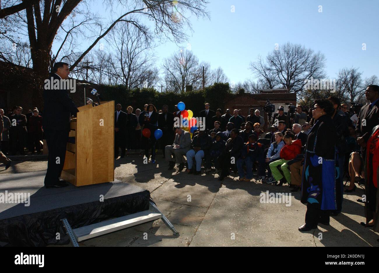 Minister Mel Martinez in Memphis, Tennessee. Sekretär Mel Martinez in Memphis, Tennessee Thema, Besuch von Sekretär Mel Martinez in Memphis, Tennessee zu Veranstaltungen zu Ehren von Martin Luther King, Jr. Geburtstag, einschließlich der Ankündigung einer neuen HUD-Initiative, die die wirtschaftliche Entwicklung und den Beschäftigungszuwachs in der Stadt durch öffentlich-private Partnerschaften ankurbeln soll. Der Sekretär trat zusammen mit dem Bürgermeister Herenton und dem Musiker Isaac Hayes am zukünftigen Standort des STAX Museum of American Soul Music und der STAX Music Academy auf, die in der Entwicklung mit einer privaten gemeinnützigen und lokalen staatlichen Organisation steht Stockfoto