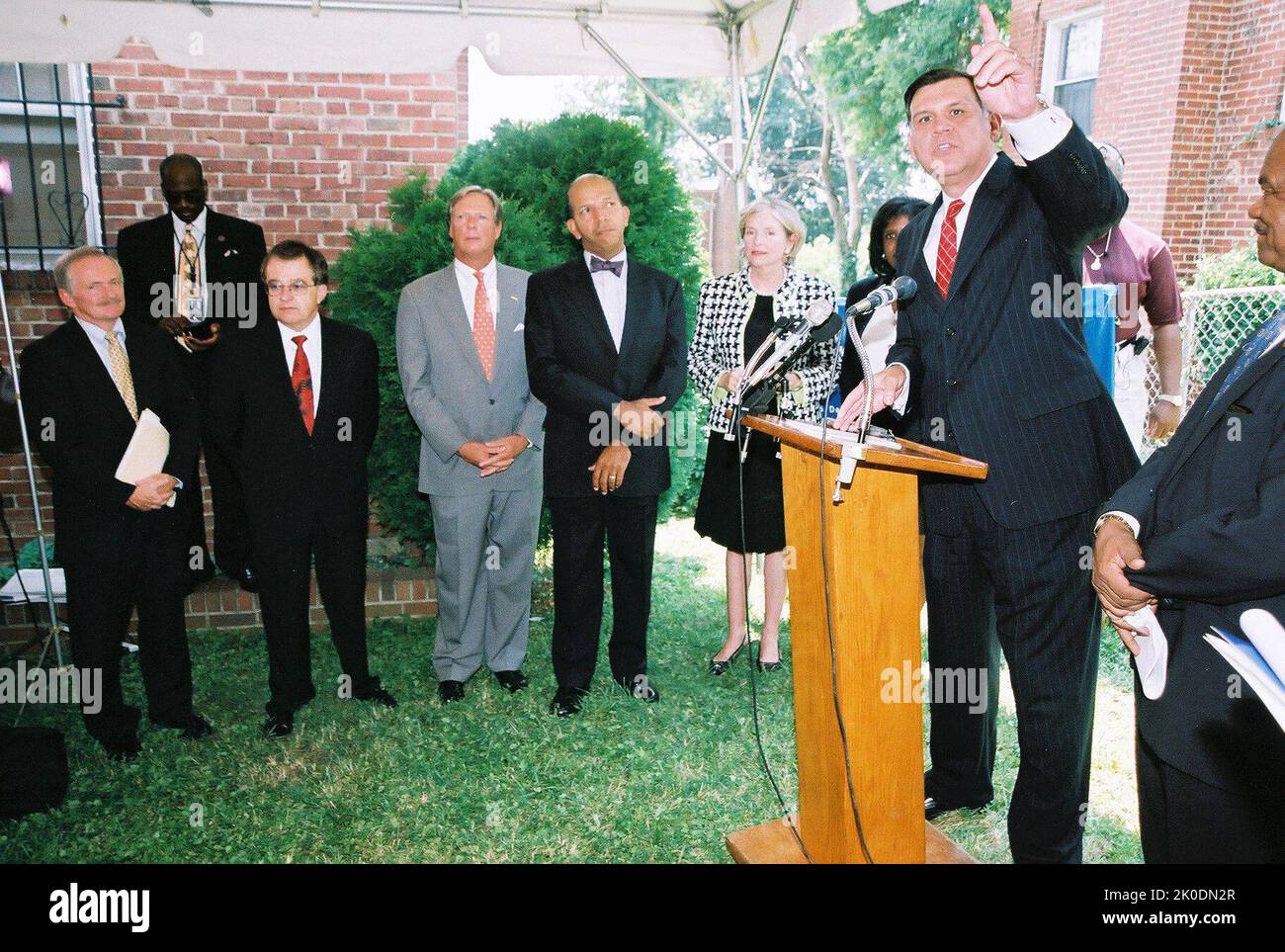 Sekretär Mel Martinez bei der Presseveranstaltung der HUD-Kirche Association for Community Services. Sekretär Mel Martinez bei der HUD-Church Association for Community Services Presseveranstaltung Thema, Sekretär Mel Martinez, der Bürgermeister von Washington, D.C., Anthony Williams, ehemaliger Kongressabgeordneter aus D.C. und langjähriger bürgerschaftlicher und religiöser Führer Walter Fauntroy, Und andere Beamte bei einer Pressekonferenz anlässlich einer Partnerschaft zur Sanierung von Wohnimmobilien zwischen HUD und der Church Association for Community Services (CACS), einer auf Glauben basierenden gemeinnützigen Organisation, die gemäß dem Abkommen über 40 Kirchen in Washington, D.C., vertritt, HUD i Stockfoto