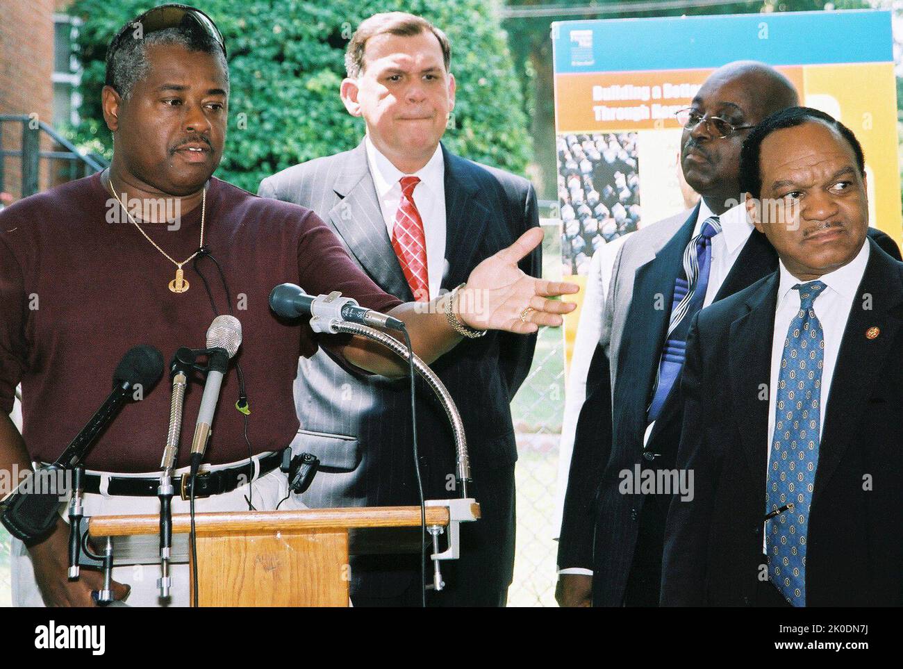 Sekretär Mel Martinez bei der Presseveranstaltung der HUD-Kirche Association for Community Services. Sekretär Mel Martinez bei der HUD-Church Association for Community Services Presseveranstaltung Thema, Sekretär Mel Martinez, der Bürgermeister von Washington, D.C., Anthony Williams, ehemaliger Kongressabgeordneter aus D.C. und langjähriger bürgerschaftlicher und religiöser Führer Walter Fauntroy, Und andere Beamte bei einer Pressekonferenz anlässlich einer Partnerschaft zur Sanierung von Wohnimmobilien zwischen HUD und der Church Association for Community Services (CACS), einer auf Glauben basierenden gemeinnützigen Organisation, die gemäß dem Abkommen über 40 Kirchen in Washington, D.C., vertritt, HUD i Stockfoto