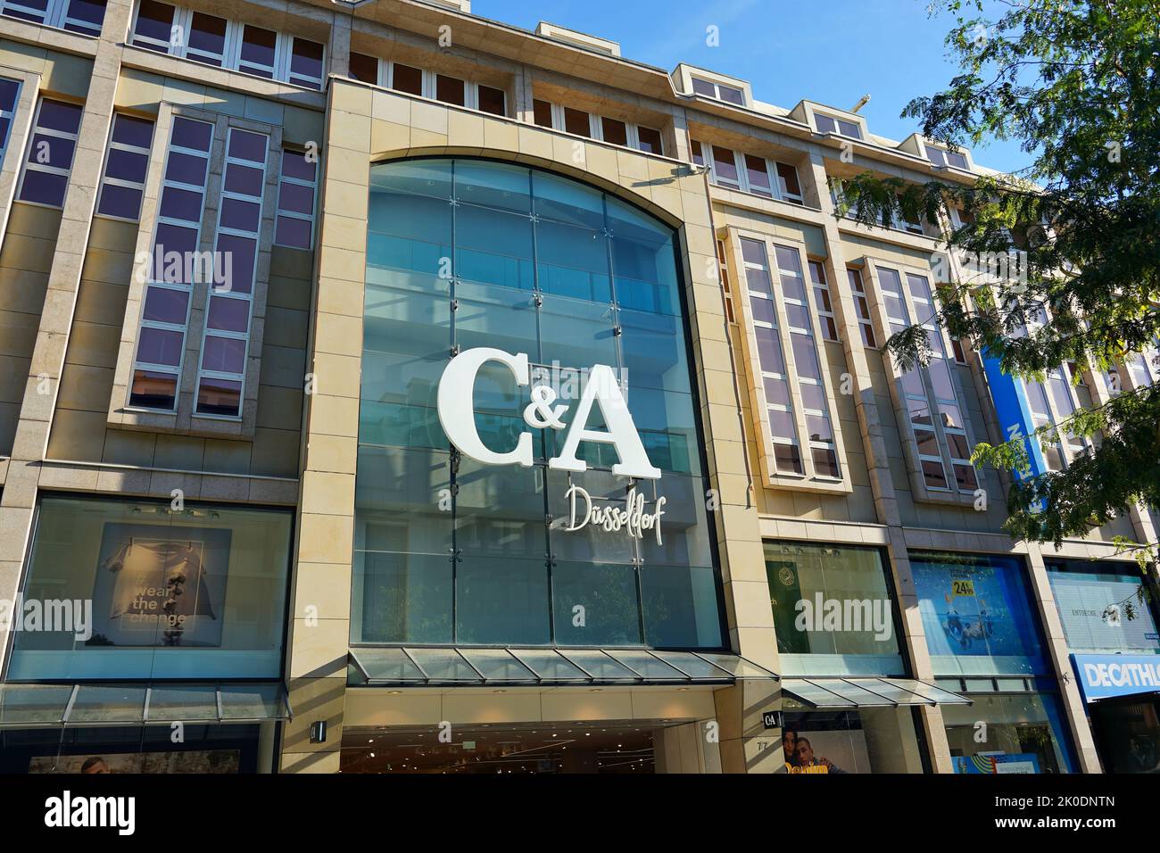 Außenansicht eines C&A Düsseldorf Stores an der Einkaufsstraße Schadowstrasse in Düsseldorf. C&A ist eine beliebte Modegeschäft-Kette. Stockfoto