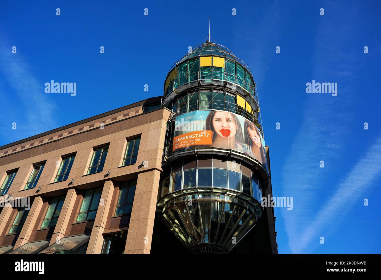 Moderne Fassade des Einkaufszentrums Schadow-Arkaden mit farbenfroher Werbung in der Düsseldorfer Innenstadt. Stockfoto